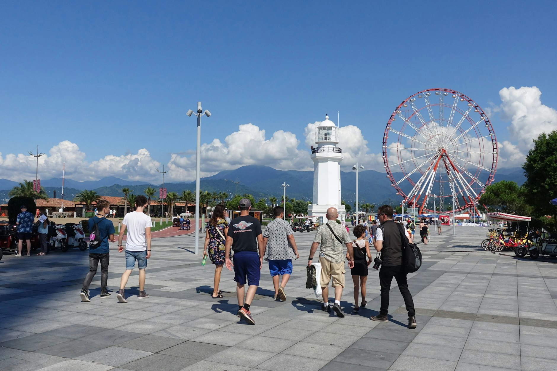 Die Strandpromenade von Batumi mit altem Leuchtturm und Riesenrad