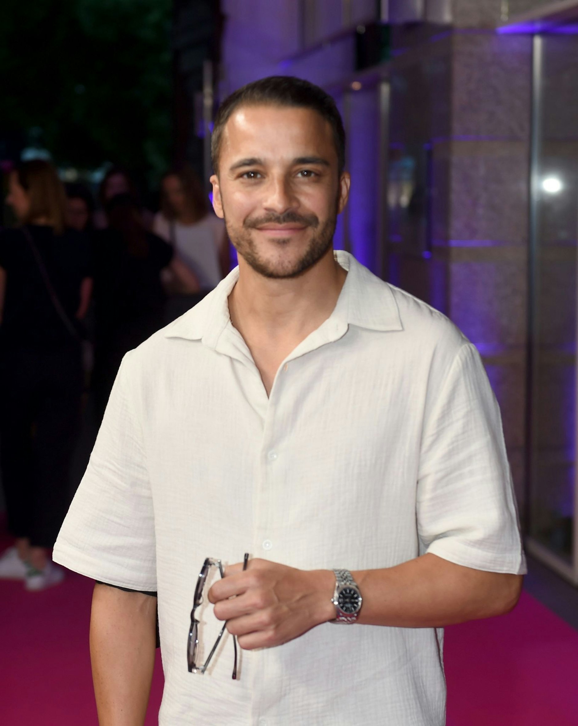 ARCHIV - Kostja Ullmann sucht die Nähe von Ventilatoren.  