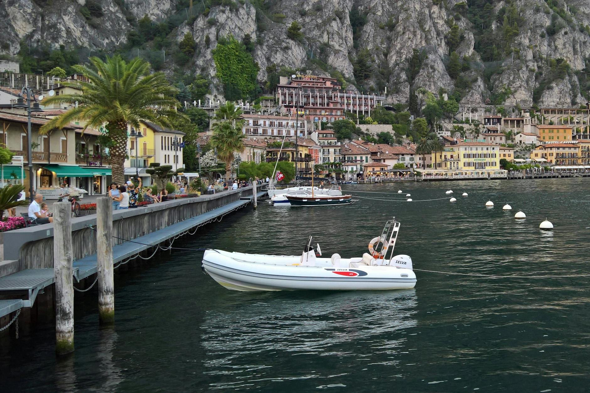 Die Stadt Limone am Gardasee.