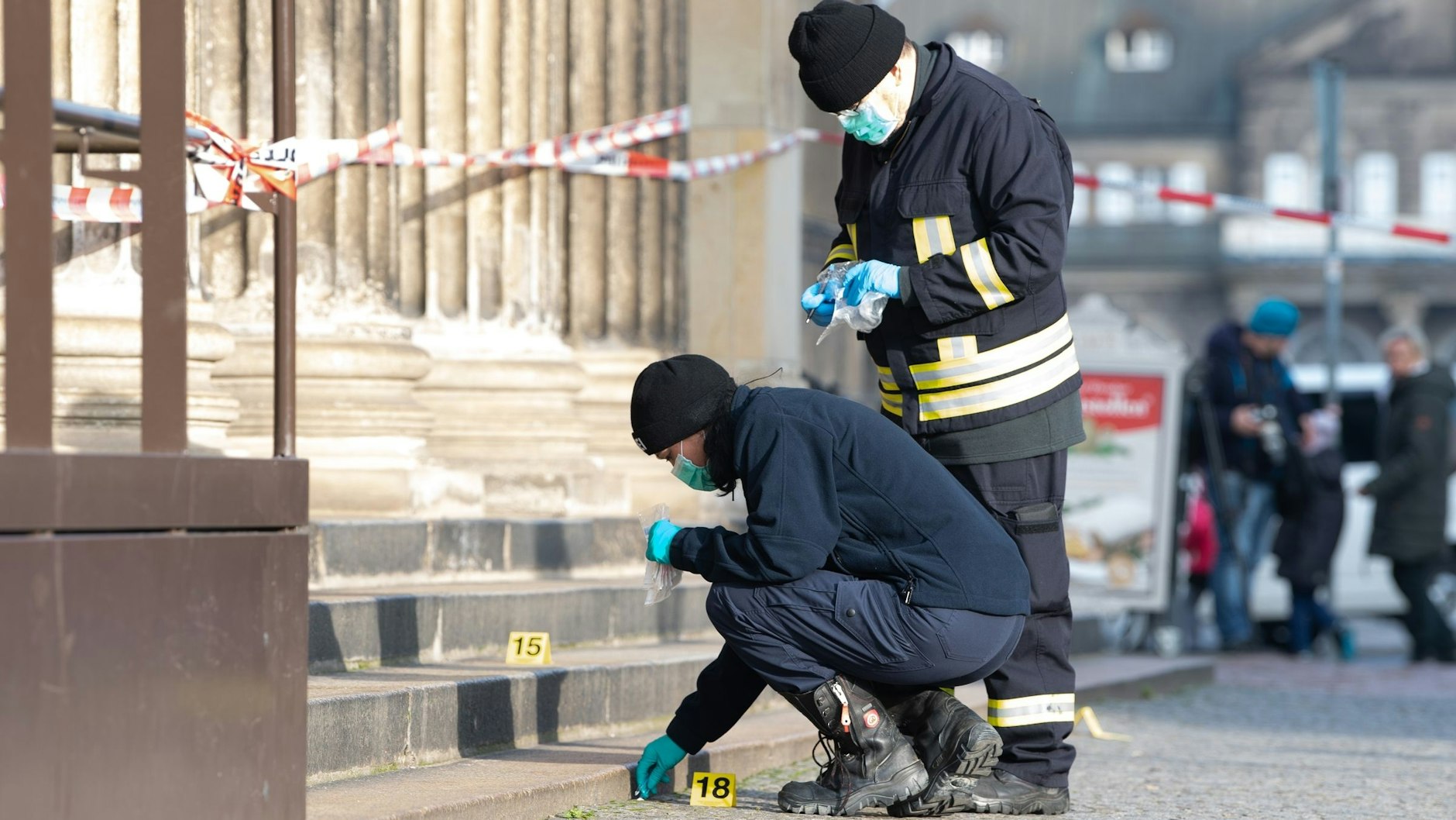 Am 25. November 2019: Die Spurensicherung der Polizei ist nach dem Diebstahl bei der Arbeit.