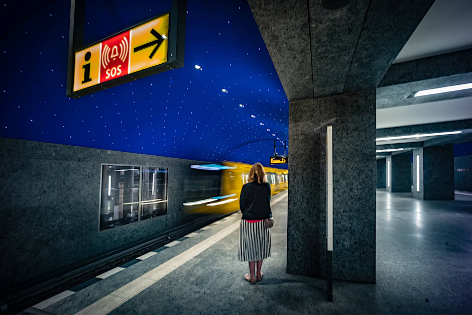 Ein Geheimtipp für alle, denen es in diesem Sommer zu heiß ist: Der tief gelegene U-Bahnhof Museumsinsel der BVG in Mitte, der Ende 2020 ans Netz ging, garantiert moderate Temperaturen.