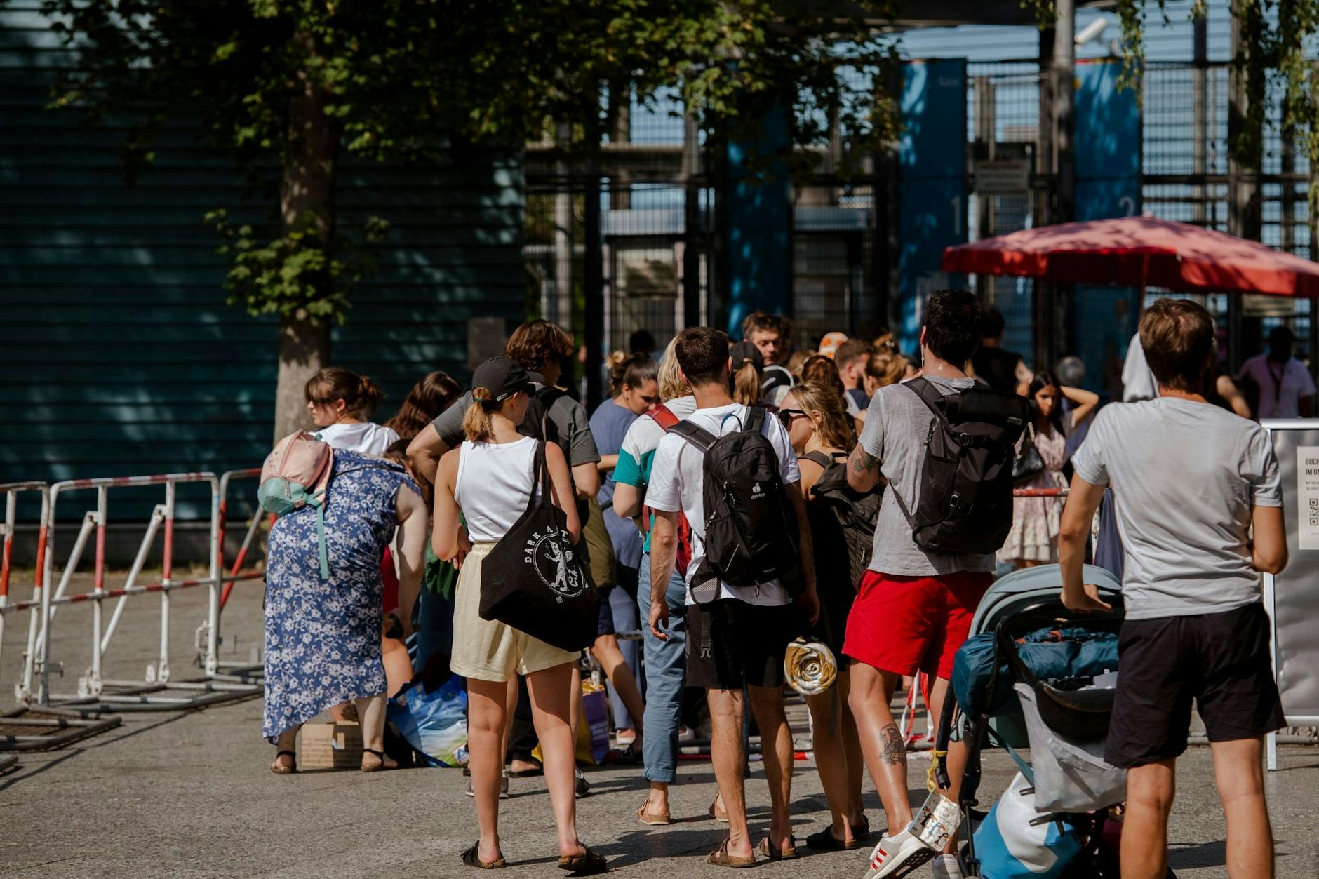 Warten vor dem Sommerbad Neukölln am Columbiadamm
