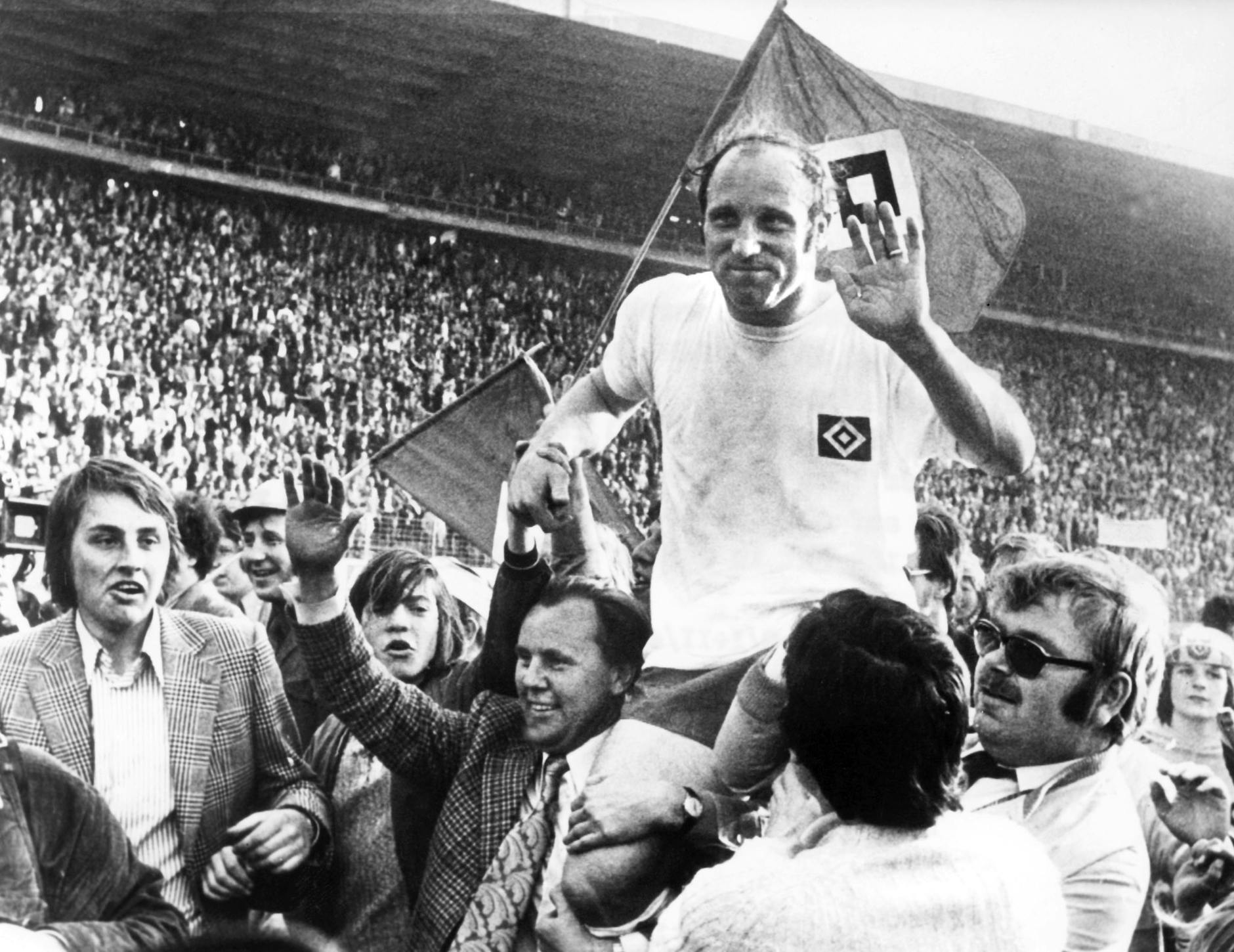 ARCHIV - «Uns Uwe» Seeler erzielte mehr als 400 Pflichtspieltore für den HSV.