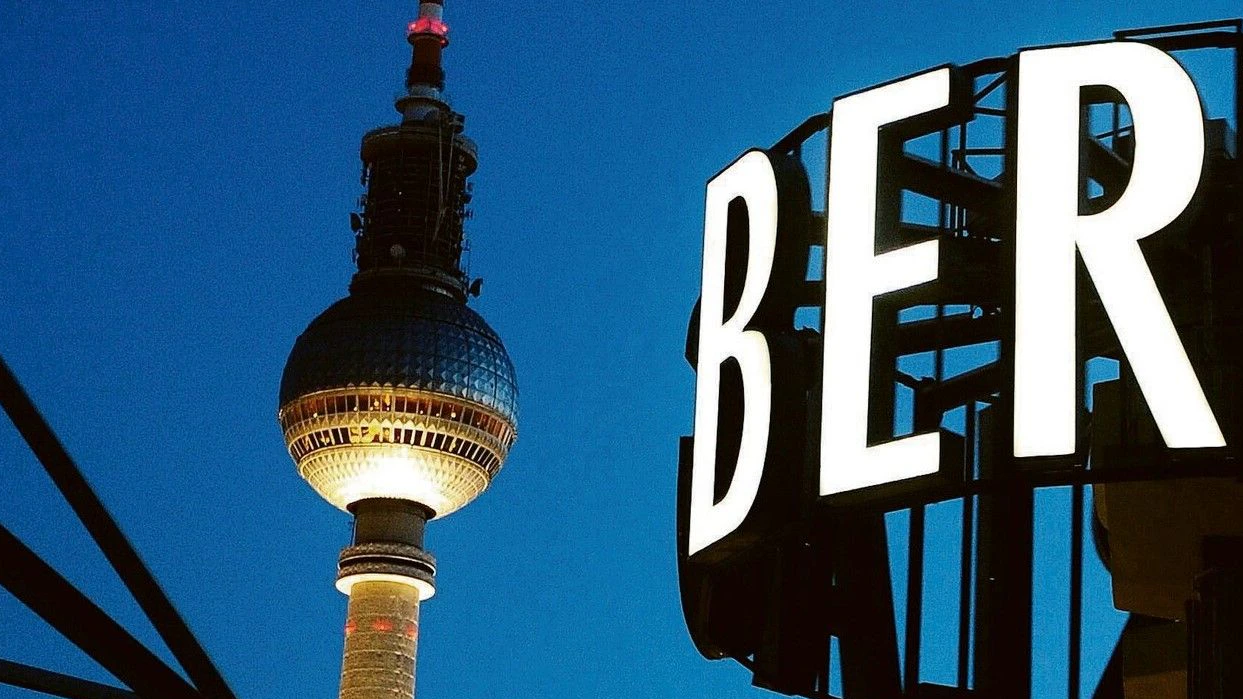 Die Rotunde mit dem Logo des Berliner Verlags am Alex 