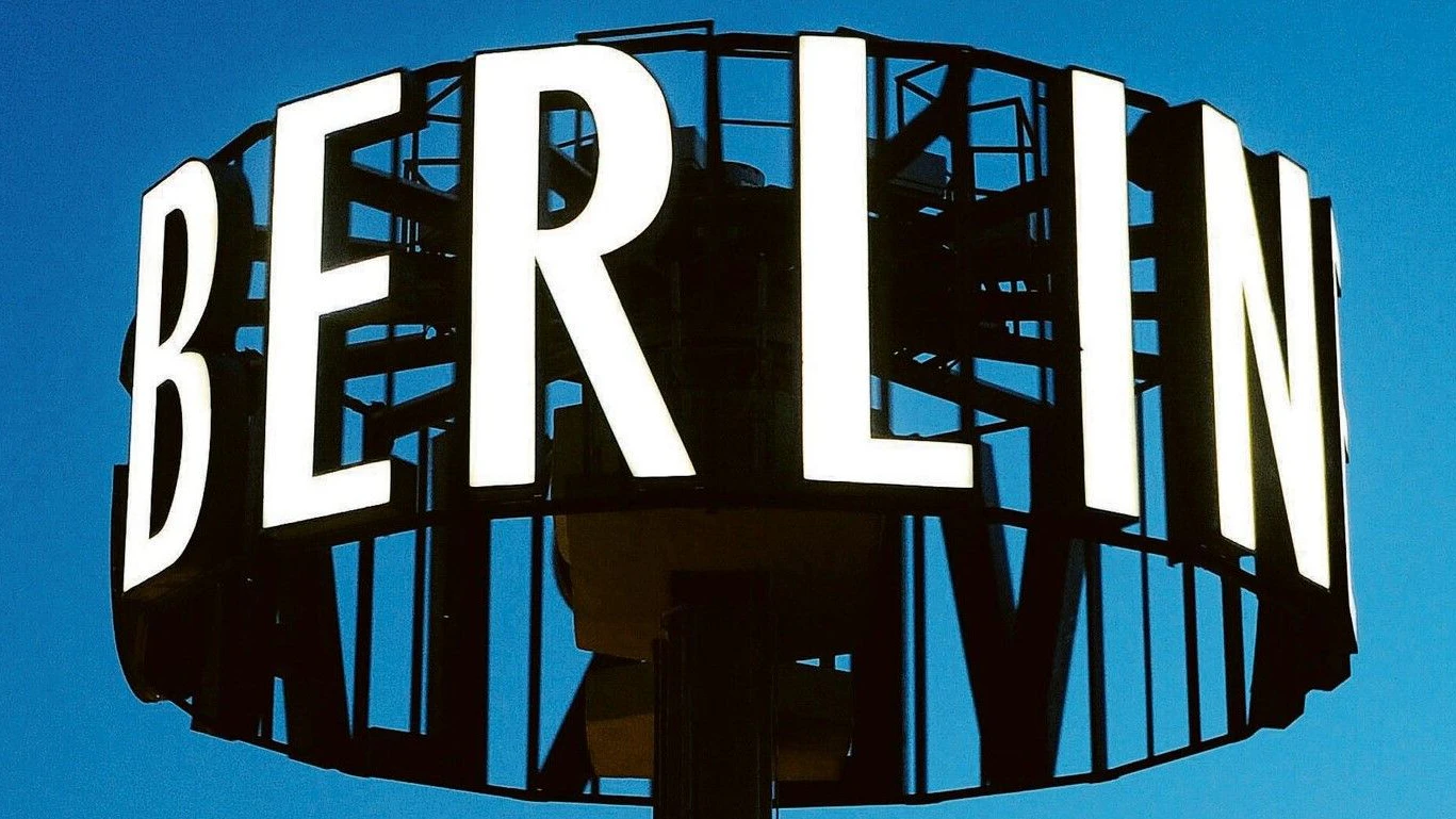 Die Rotunde mit dem Logo des Berliner Verlags am Alex 