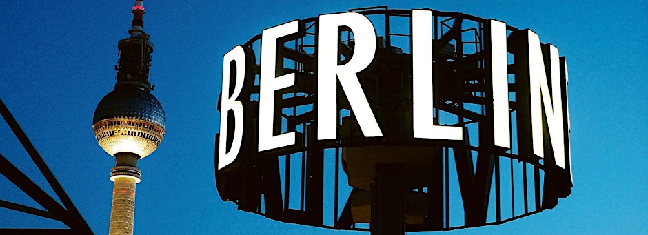 Die Rotunde mit dem Logo des Berliner Verlags am Alex 