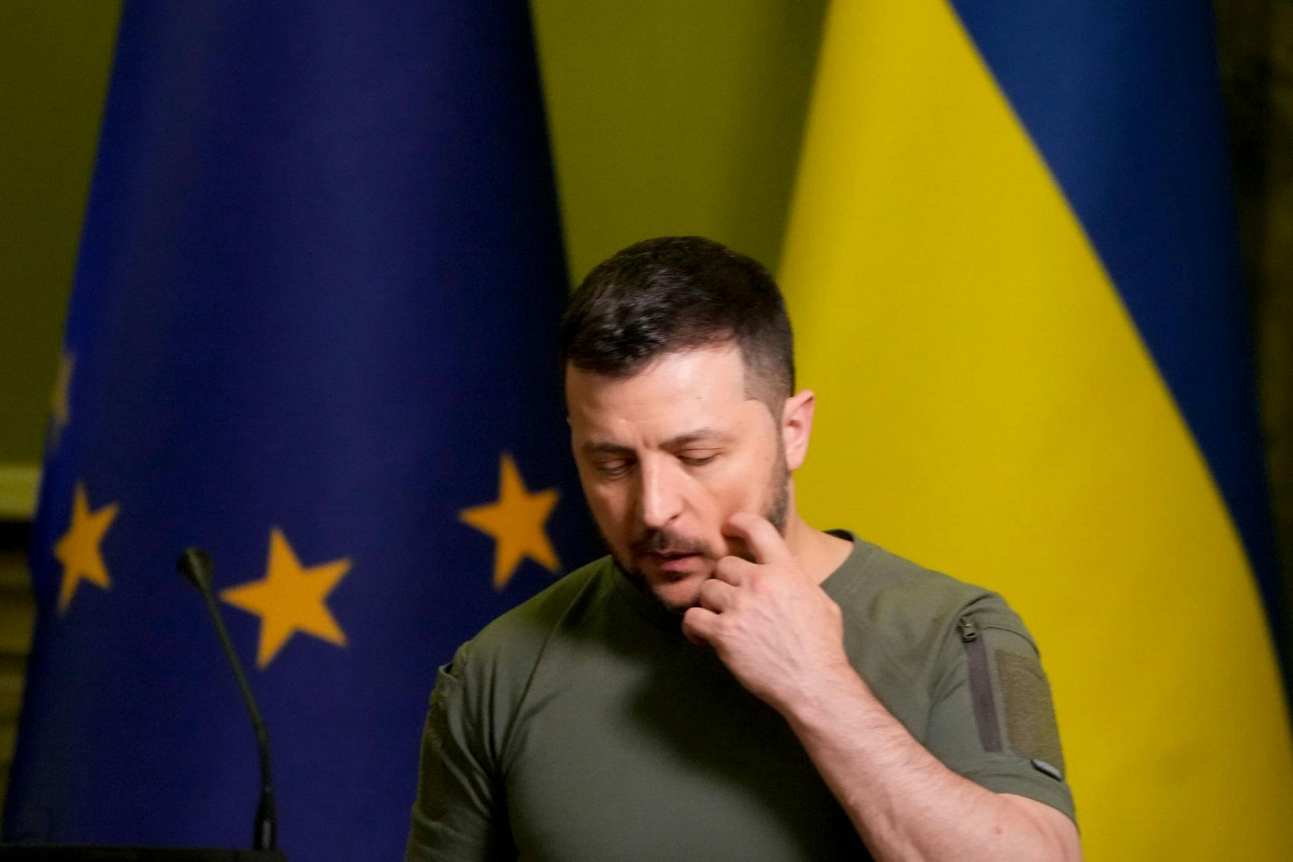Der ukrainische Präsident Wolodymyr Selenskyj tauscht seine Militärführung in der umkämpften Ostukraine aus.