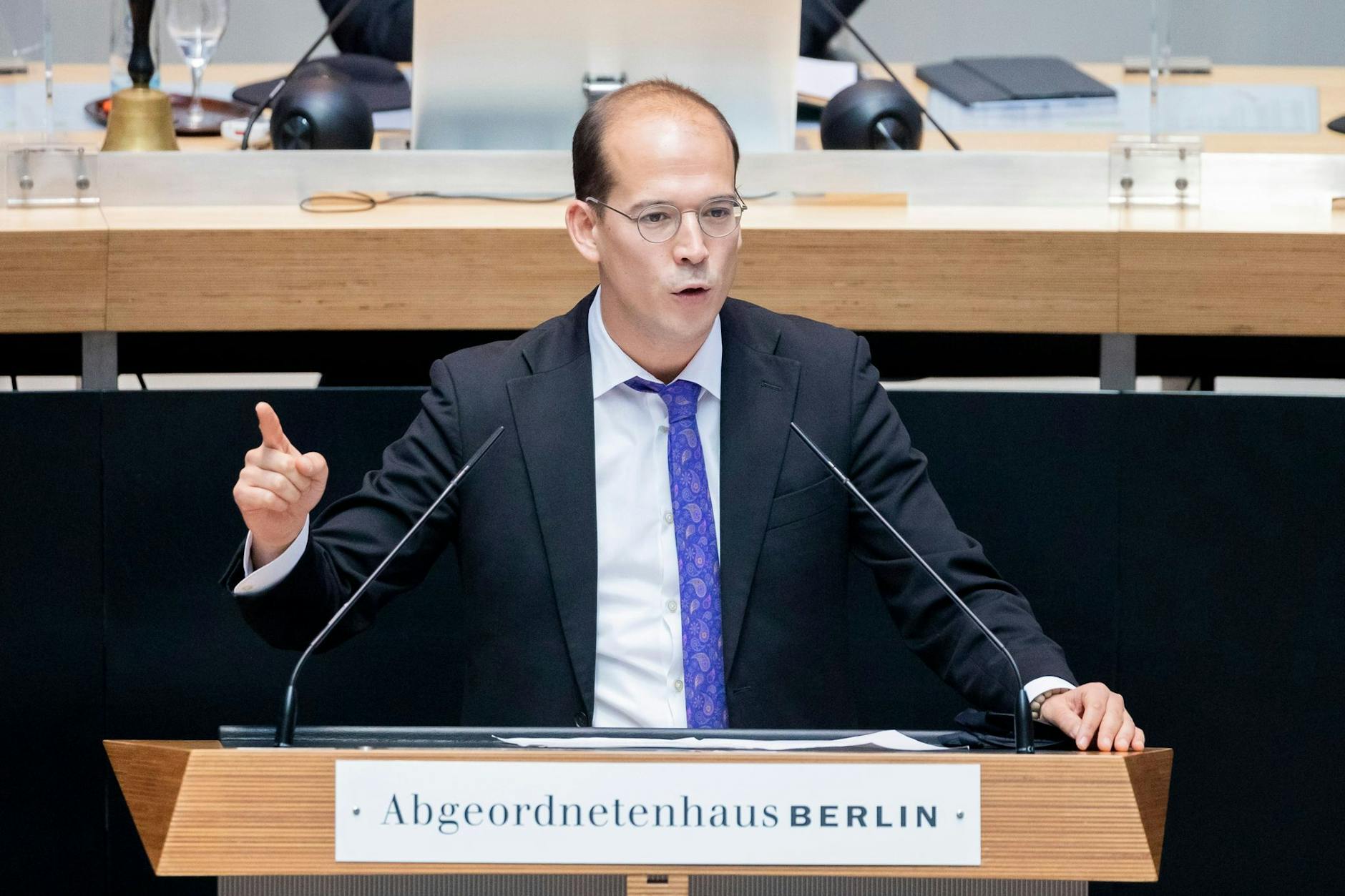 ARCHIV - Benedikt Lux (Bündnis 90/Die Grünen) spricht im Berliner Abgeordnetenhaus.