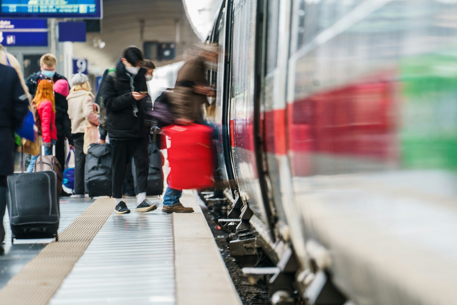 Gute Reise - hoffentlich nach Plan. Fahrgäste steigt in einen Intercity Express der Bahn.