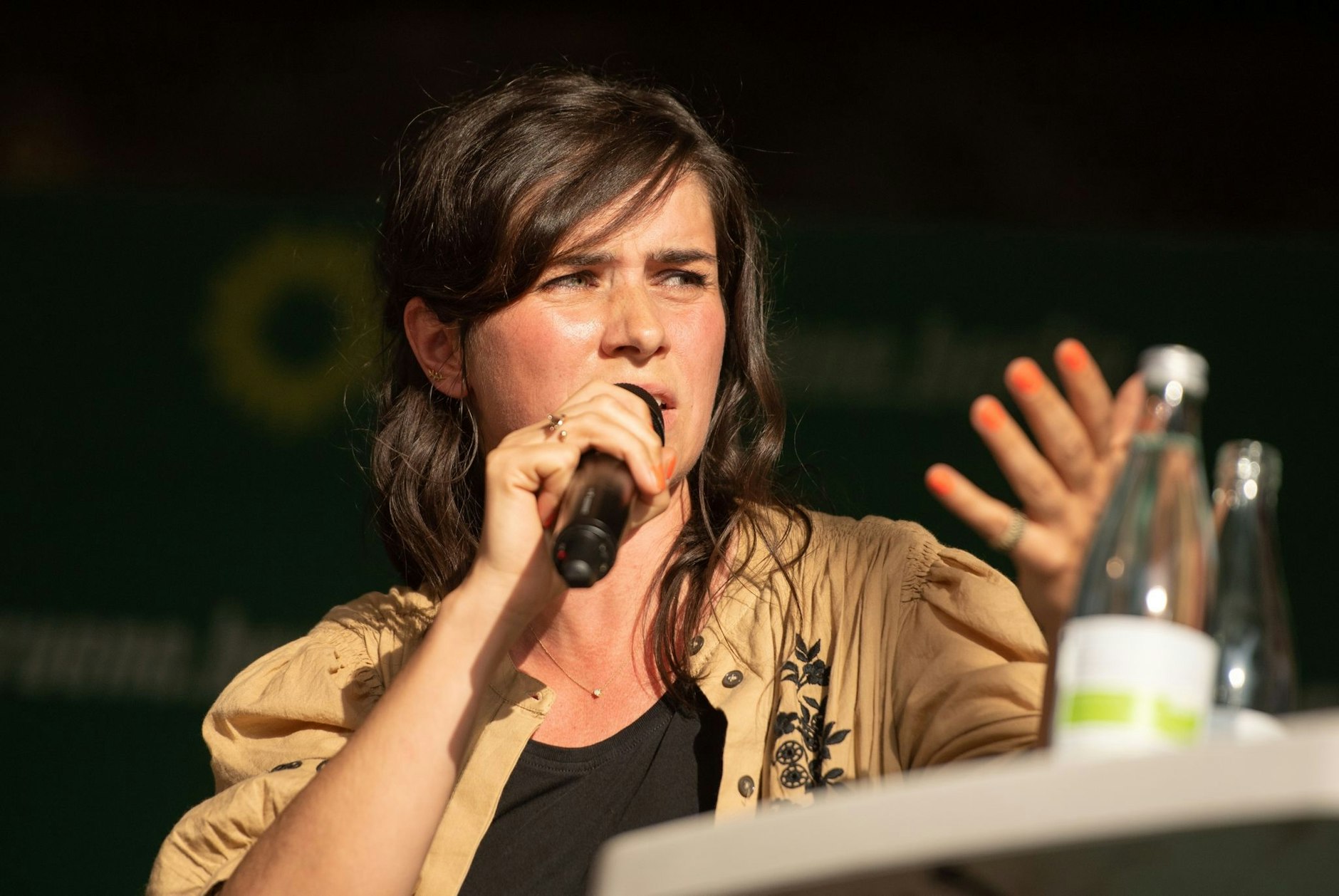 ARCHIV - Schauspielerin Nora Tschirner denkt auch an die Leute hinter der Kamera.  