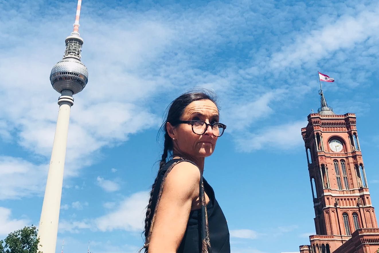 Marion Simon zwischen dem Berliner Fernsehturm und dem Roten Rathaus.