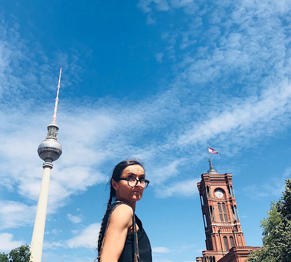 Marion Simon zwischen dem Berliner Fernsehturm und dem Roten Rathaus.