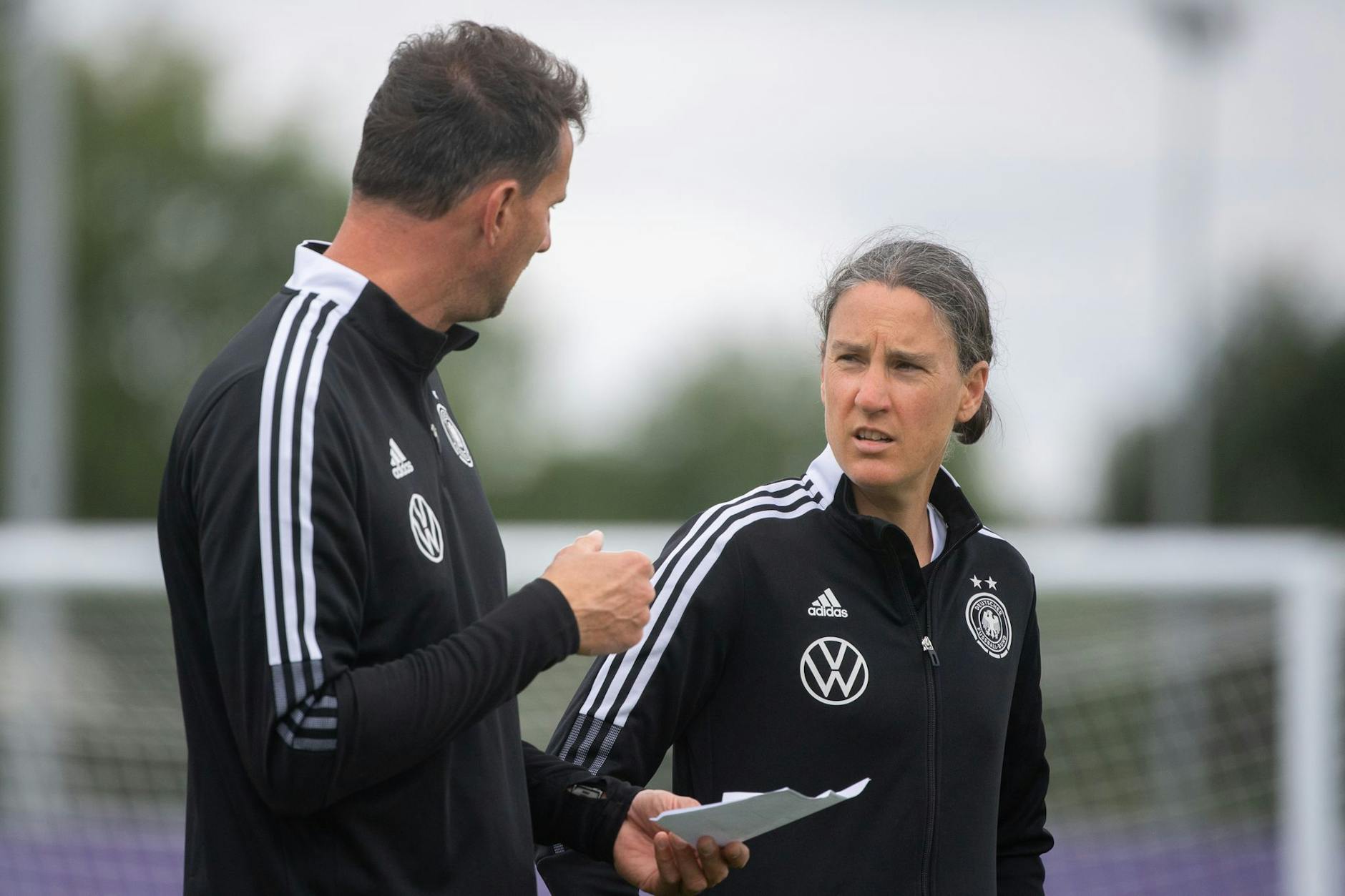 Birgit Prinz (r), Psychologin der Frauen-Nationalmannschaft, spricht mit Torwarttrainer Michael Fuchs.