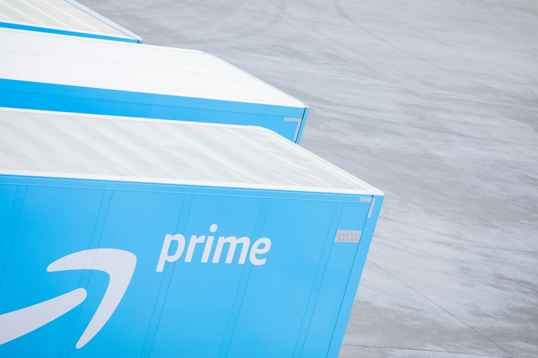 Lkw mit dem Logo von Amazon Prime. Millionen Deutsche nutzen den Schnellversand des Internet-Konzerns.