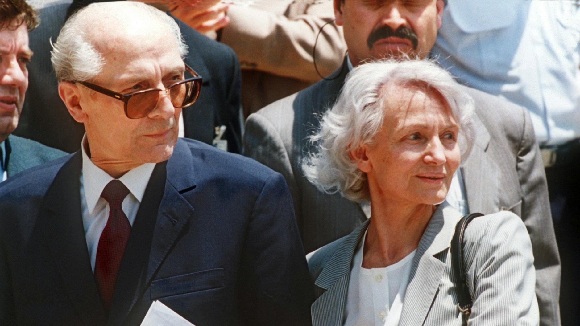 Am 14. Januar 1993: Erich Honecker wird von seiner Frau Margot auf dem Flughafen von Santiago de Chile abgeholt. 
