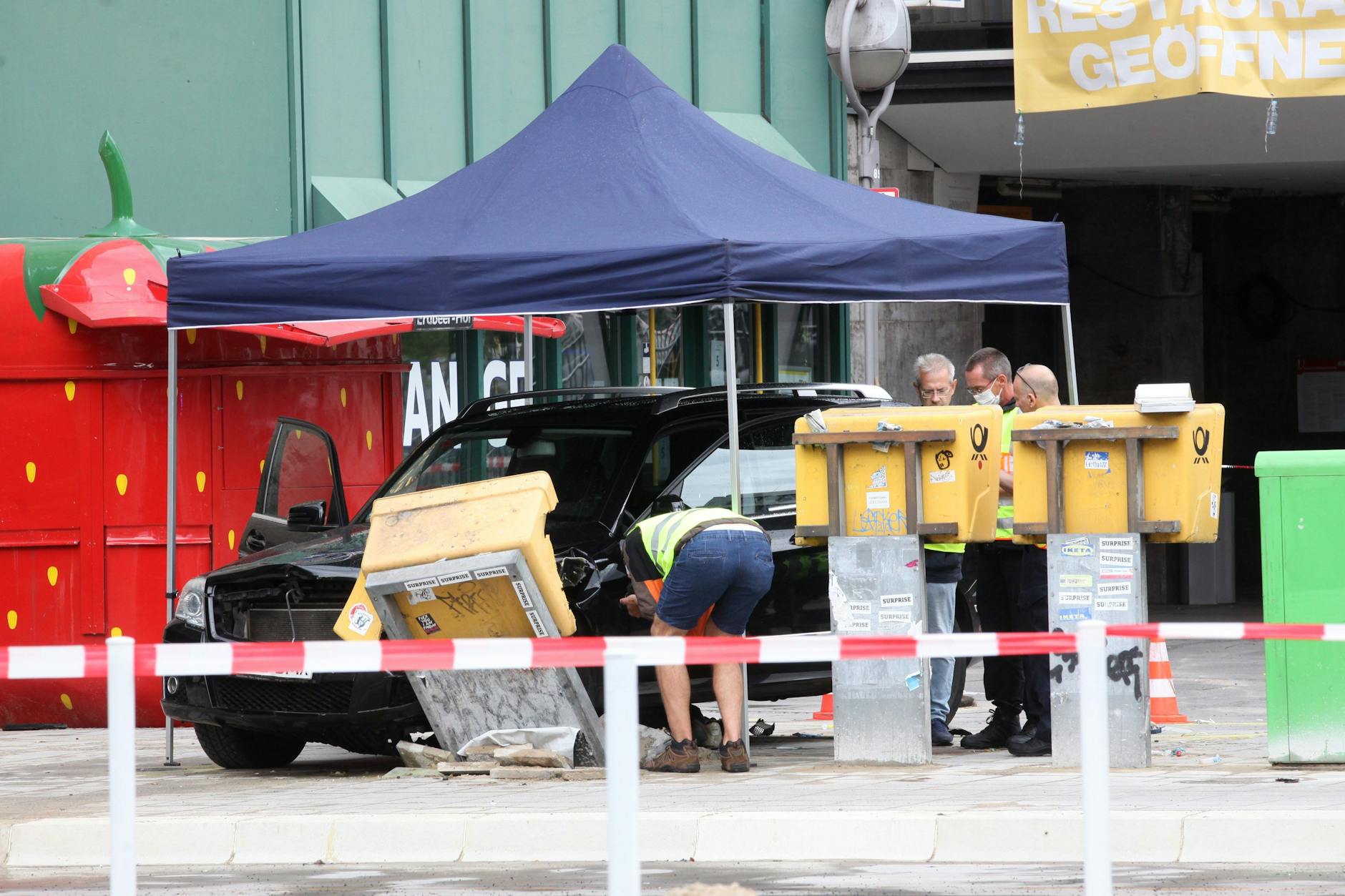 26. Juli 2020: Polizisten sichern am Unfallort vor dem Bahnhof Zoo Beweismittel.