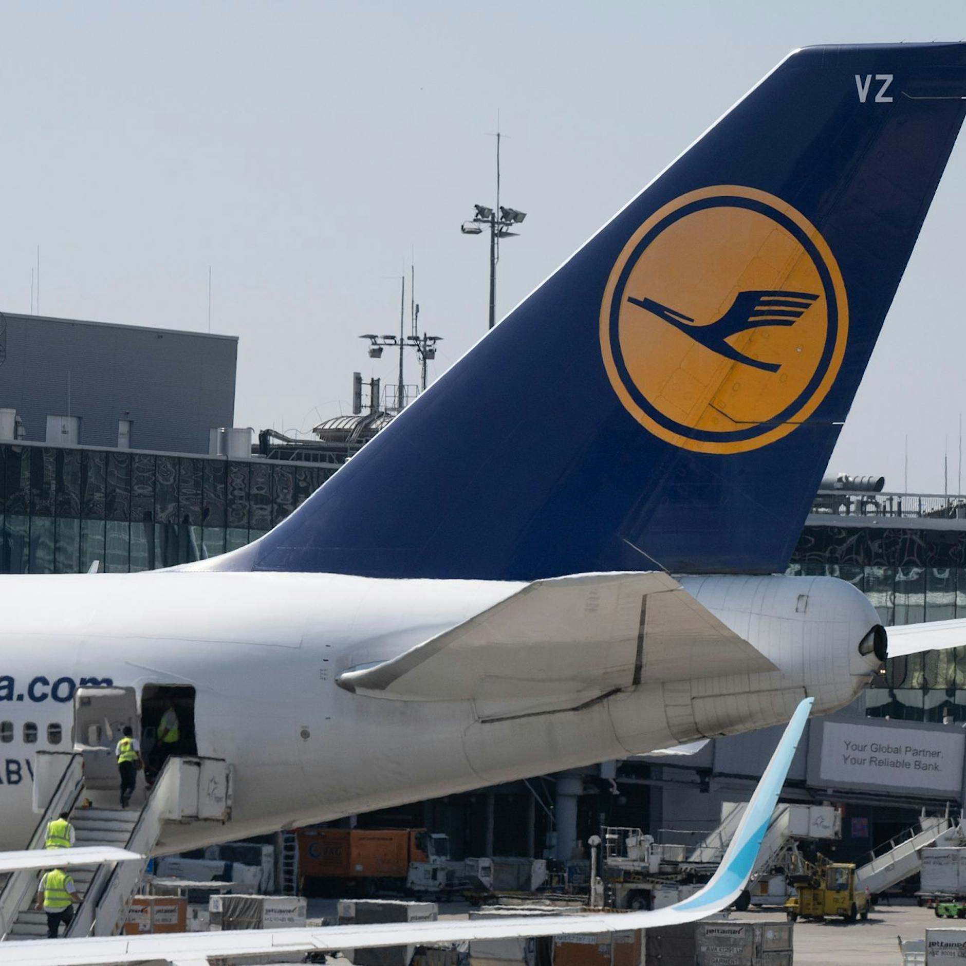 Update! Warnstreik bei der Lufthansa mitten in der Urlaubssaison: Berlin-Flughafen BER betroffen, Passagiere müssen mit „großen Einschränkungen“ rechnen