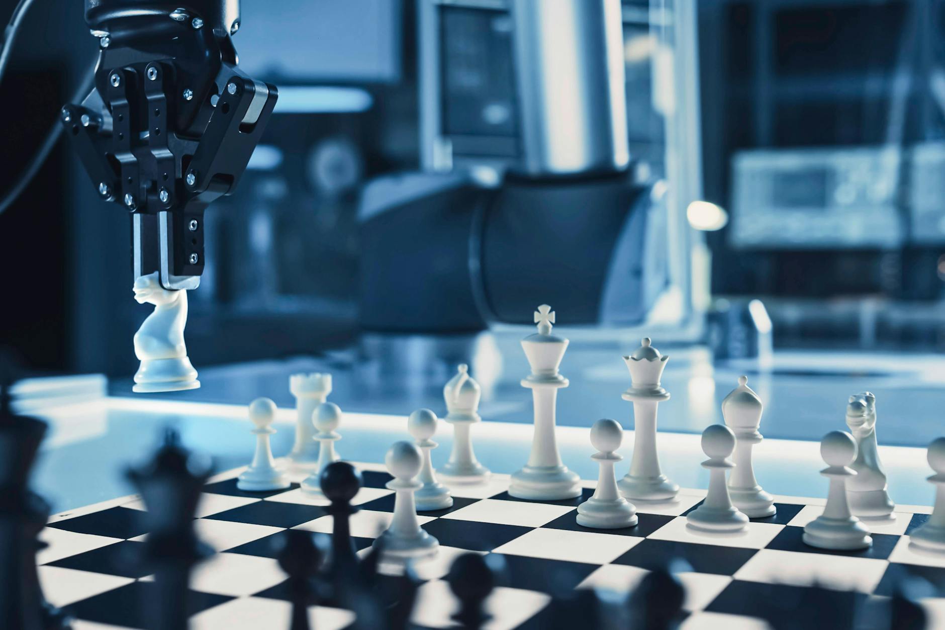 Ein Schach-Roboter übt einen Spielzug aus. (Symbolbild)