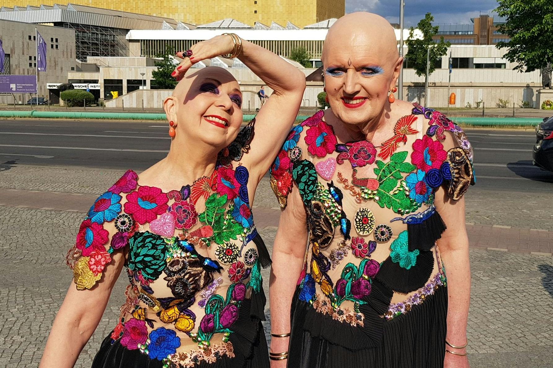 Ein Paar, wie es nur einmal existiert: Eva & Adele in einer Zwillings-Kreation der Berliner Designerin Lou de Bètoly.