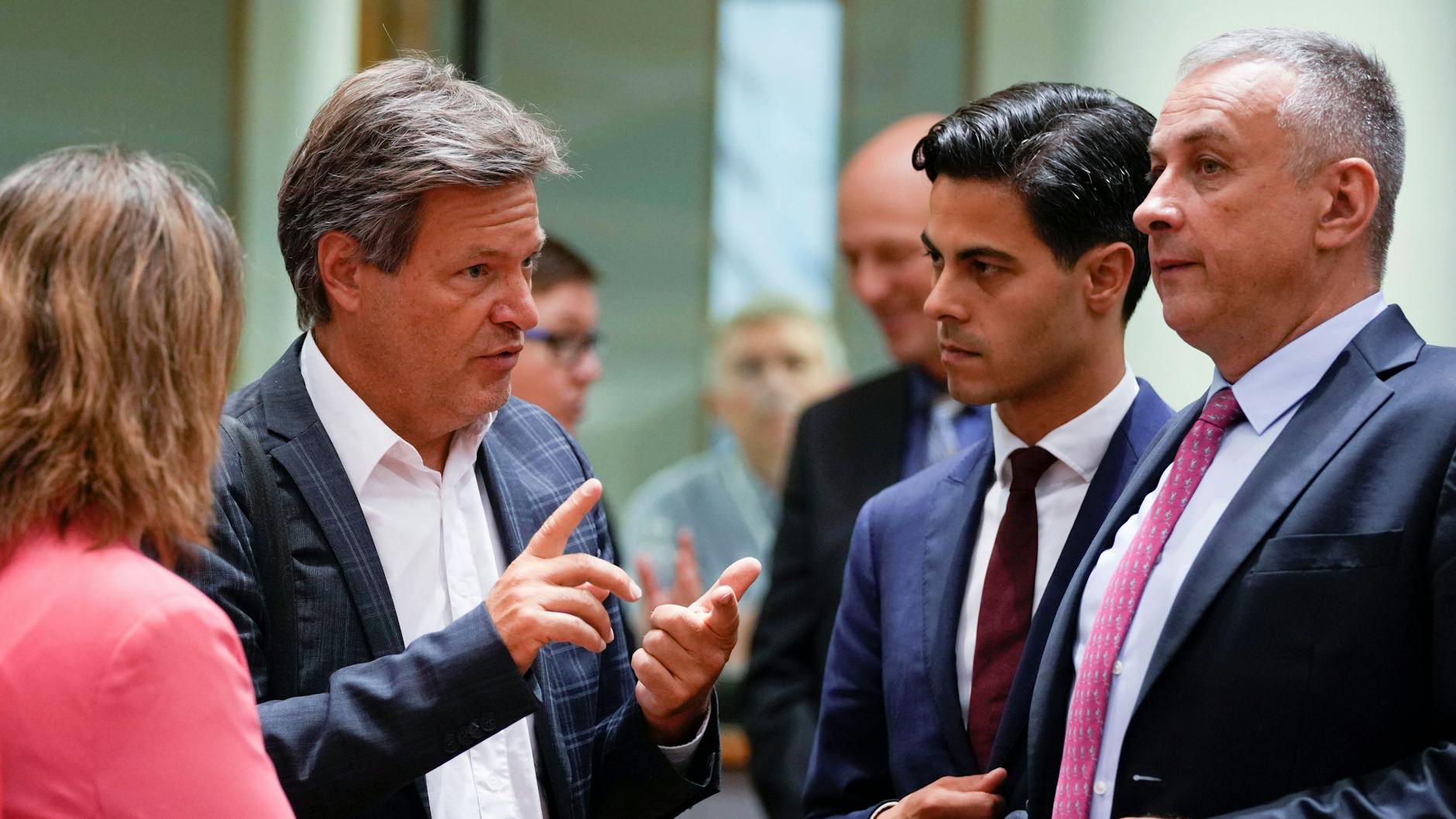 Wirtschaftsminister Robert Habeck beim Treffen der für Energie zuständigen EU-Minister. Ribera Rodriguez (Spanien), Rob Jetten (Niederlande) und Josef Sikela (Tschechien) stehen bei ihm.