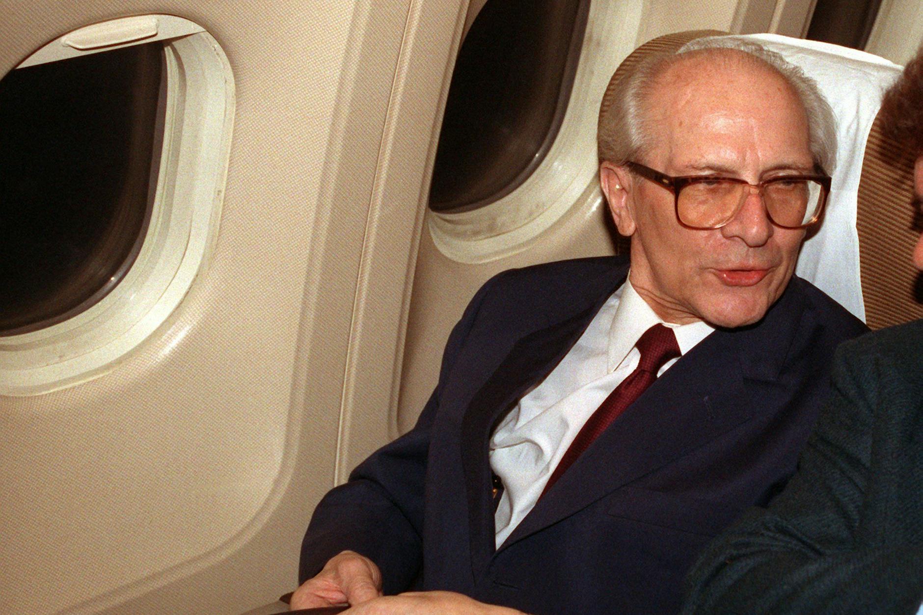 Wieder frei: Nach Aufhebung der Haftbefehle verlässt Erich Honecker Deutschland und fliegt am 13. Januar 1993 zu Frau und Tochter nach Chile.