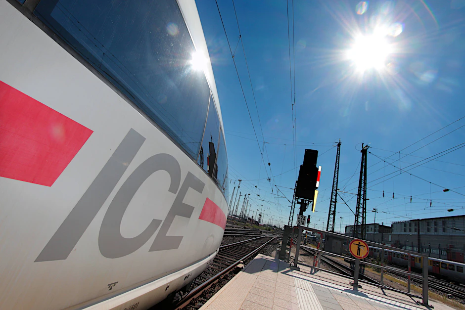 Ein ICE steht abfahrbereit an einem leeren Bahnsteig in der Nachmittagshitze.