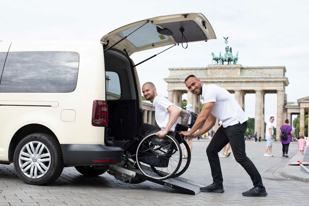 Jetzt kann man bei Uber in Berlin und Hamburg auch Rollstuhltaxis buchen