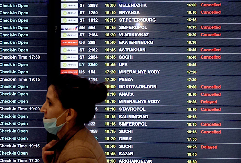 ARCHIV - Auf einer Anzeigetafel am internationalen Flughafen Domodedowo sind zahlreiche gestrichene Flüge zu sehen.  