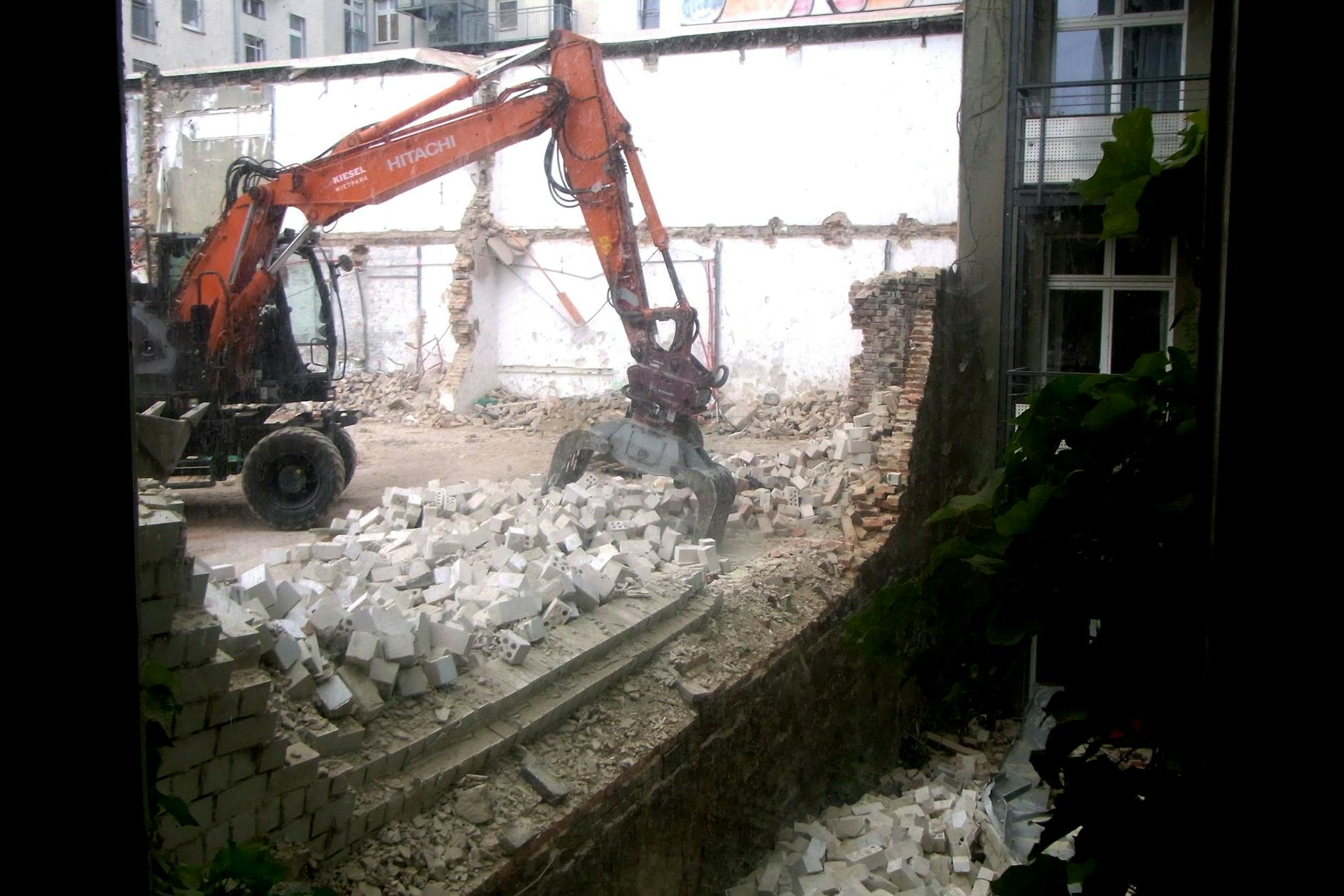 Foto eines Anwohners: Die vier Meter hohe Mauer stürzte am Freitagmorgen ein, wenig später wurden die Trümmer beseitigt.