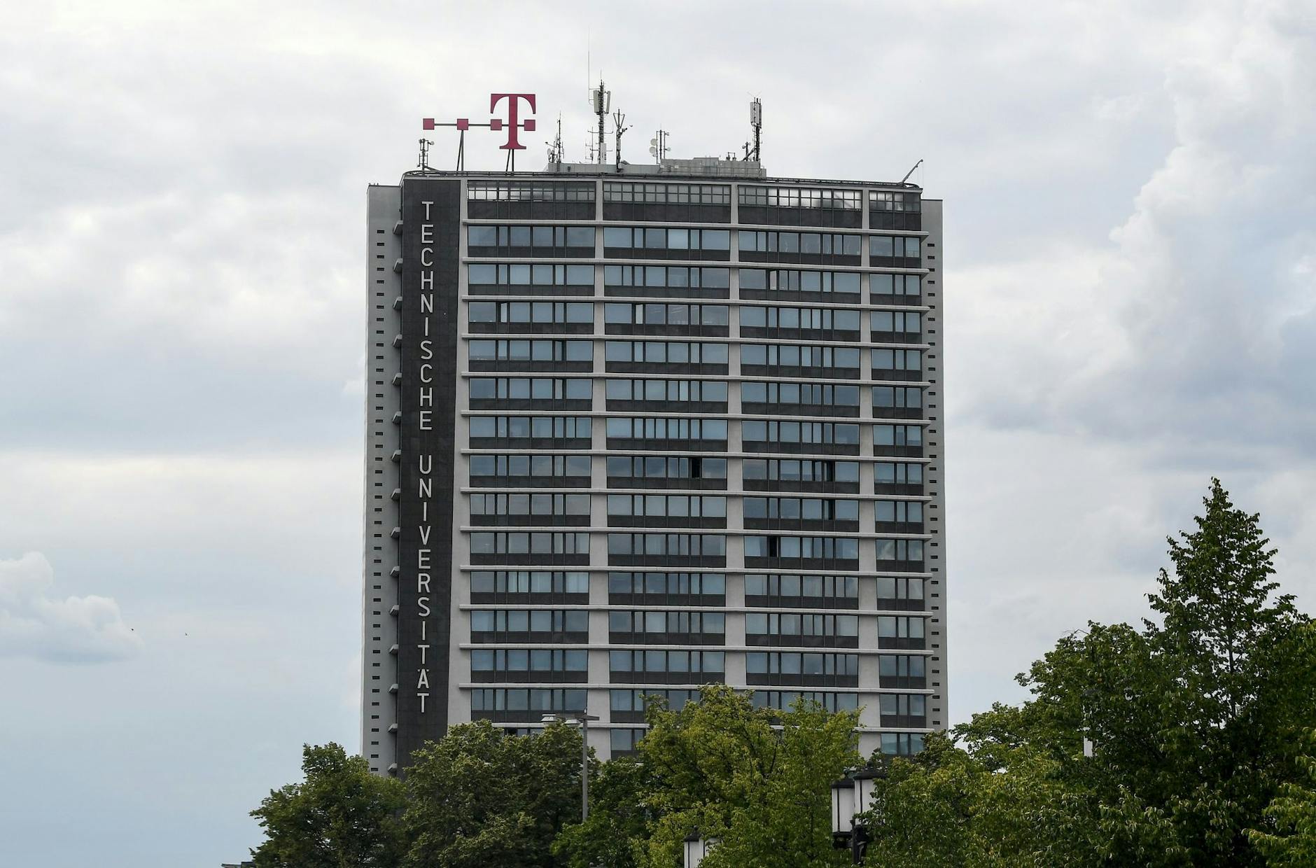 ARCHIV - Das Hochhaus (Telefunkenhaus) der Technischen Universität (TU) Berlin. ZB/Archivbild