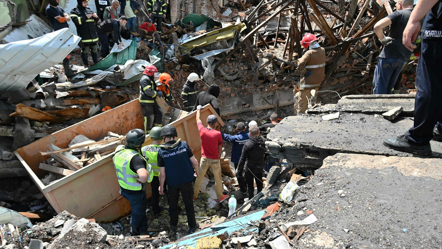 Rettungskräfte bergen Opfer eines russischen Raketenangriffs in Chuguiv.