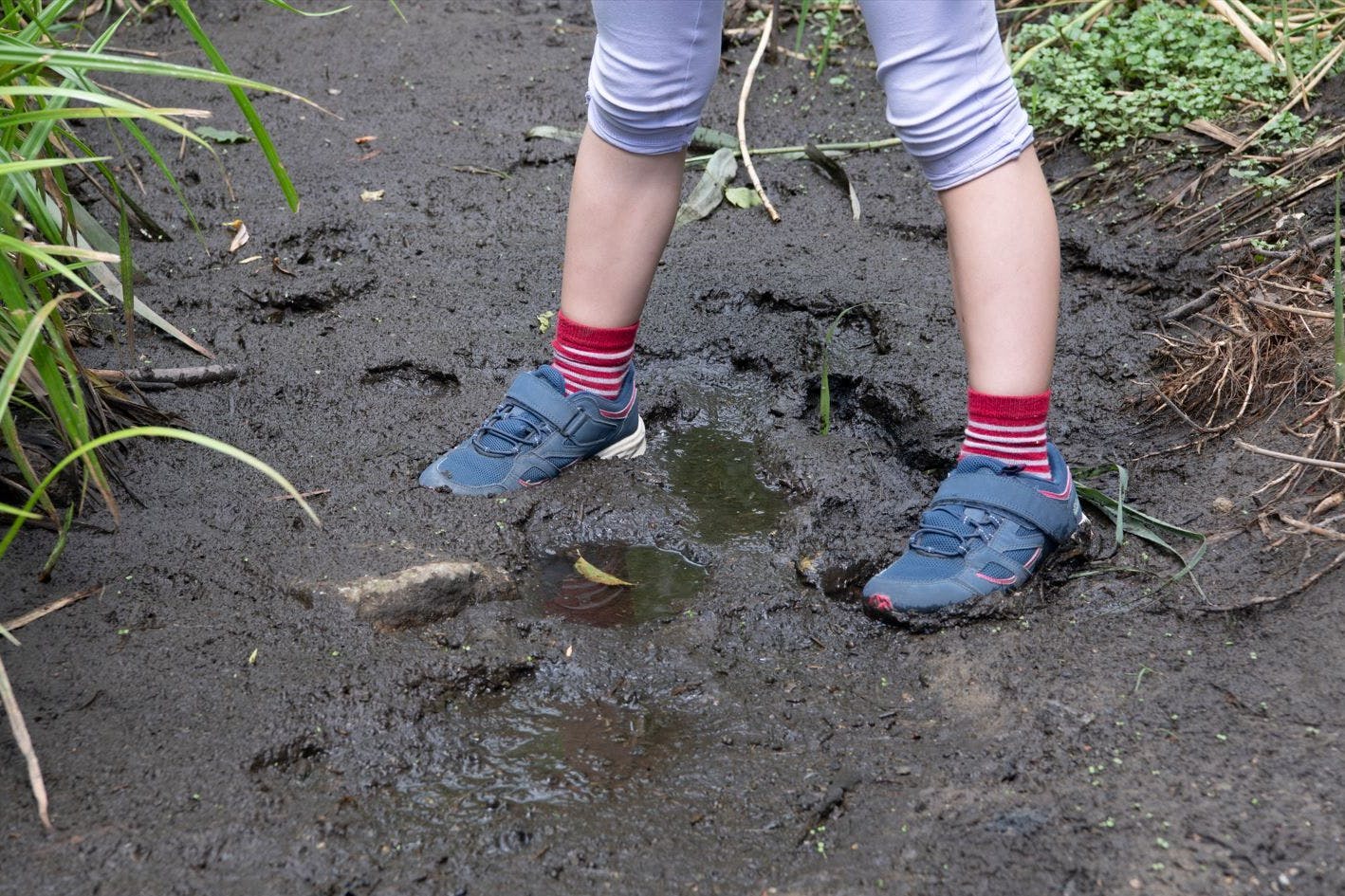 Ein Kind steht im Flussbett der Panke in der brandenburgischen Gemeinde Panketal.