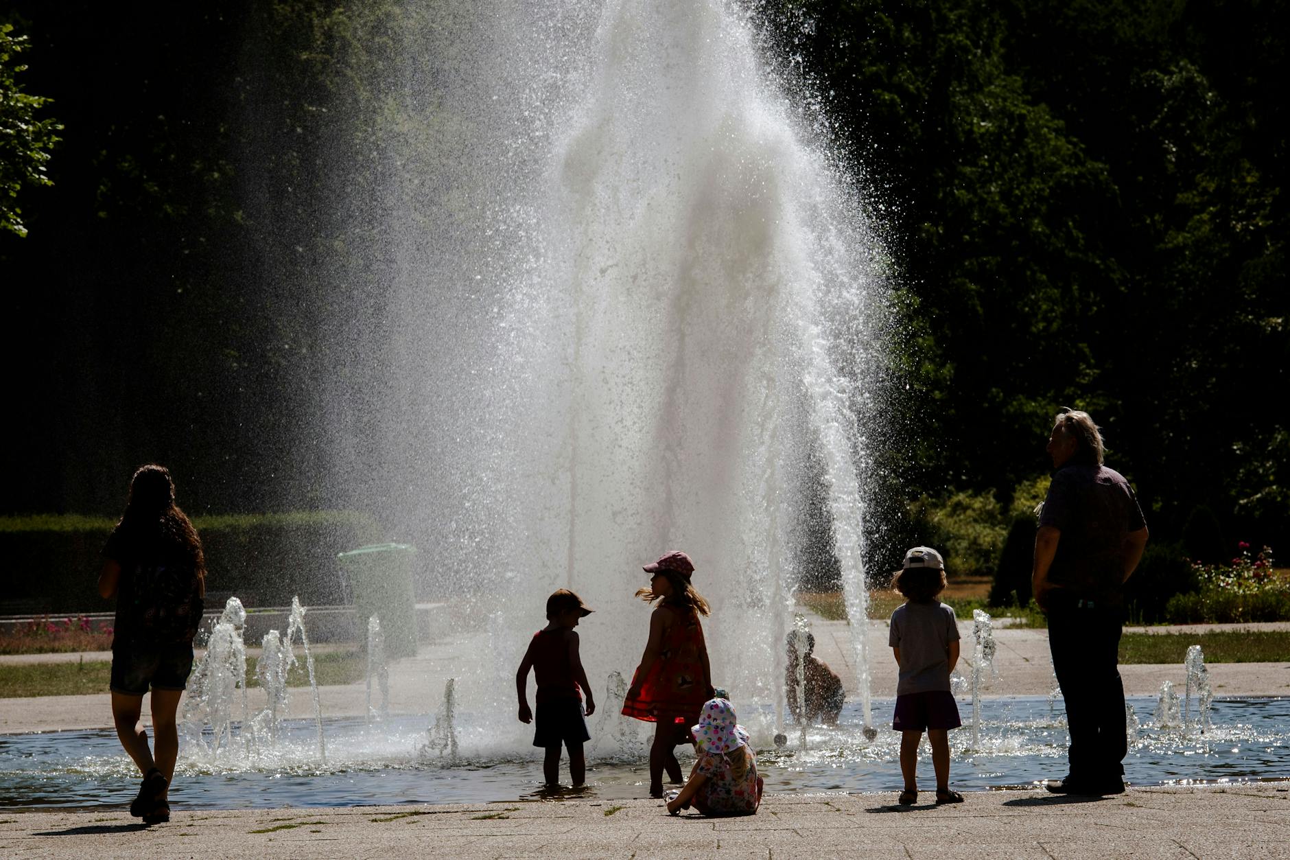 Abkühlung: Der Brunnen im Treptower Park ist besonders im Sommer ein beliebter Treffpunkt für Groß und Klein.
