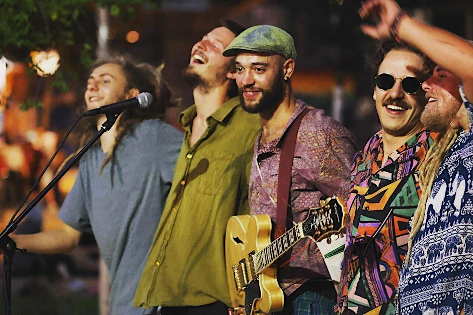 Einige Mitglieder der Band Lauwarm tragen Dreadlocks. Das kommt nicht bei jedem gut an.
