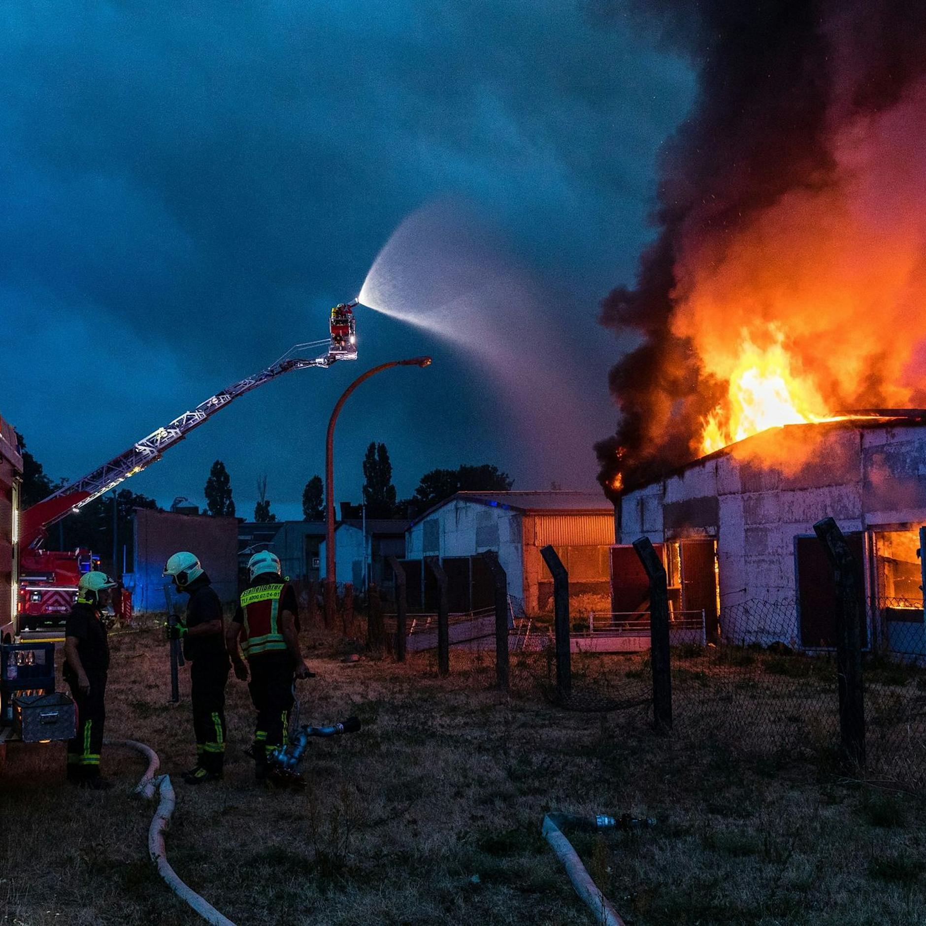 UPDATE! +++ Waldbrand in Elbe-Elster hält Feuerwehr in Atem +++ Er hat sich explosionsartig auf 850 Hektar ausgebreitet +++ 70 Kinder evakuiert +++ Feuerwehr setzt Wasserwerfer ein +++ Touristen sollen Sächsische Schweiz meiden