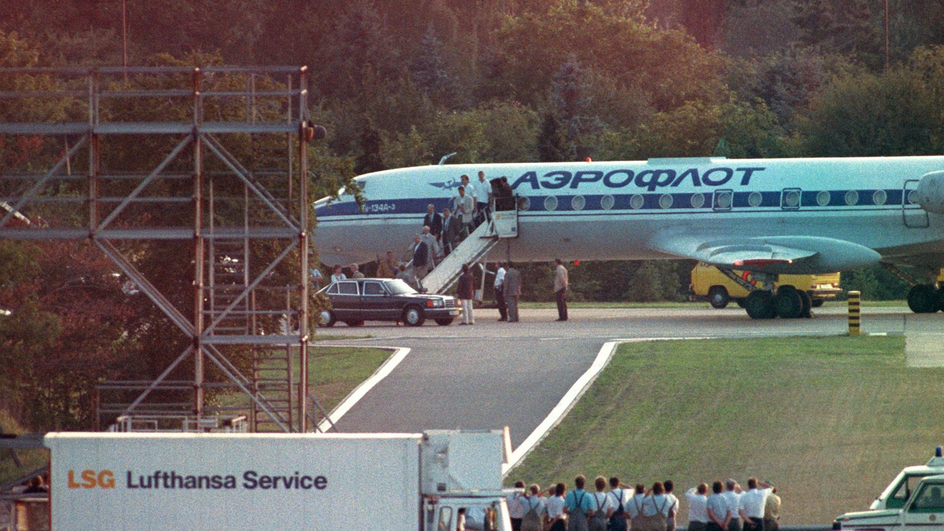 29. Juli 1992, gegen 20 Uhr: Nach der Ankunft der Aeroflot-Maschine auf dem Flughafen Tegel wird Erich Honecker in die Haftanstalt Moabit gebracht.