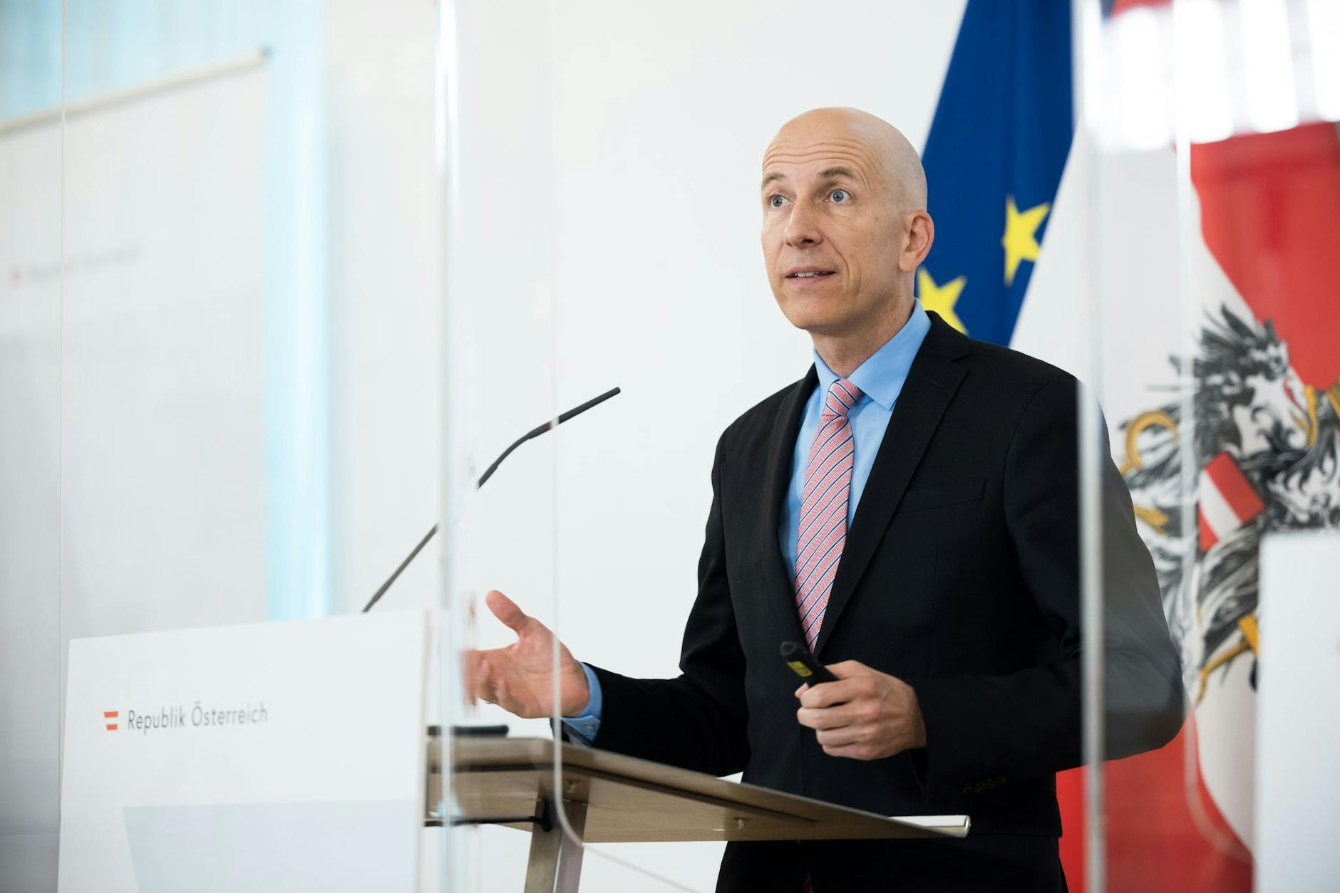 ARCHIV - Arbeitsminister Martin Kocher (ÖVP).