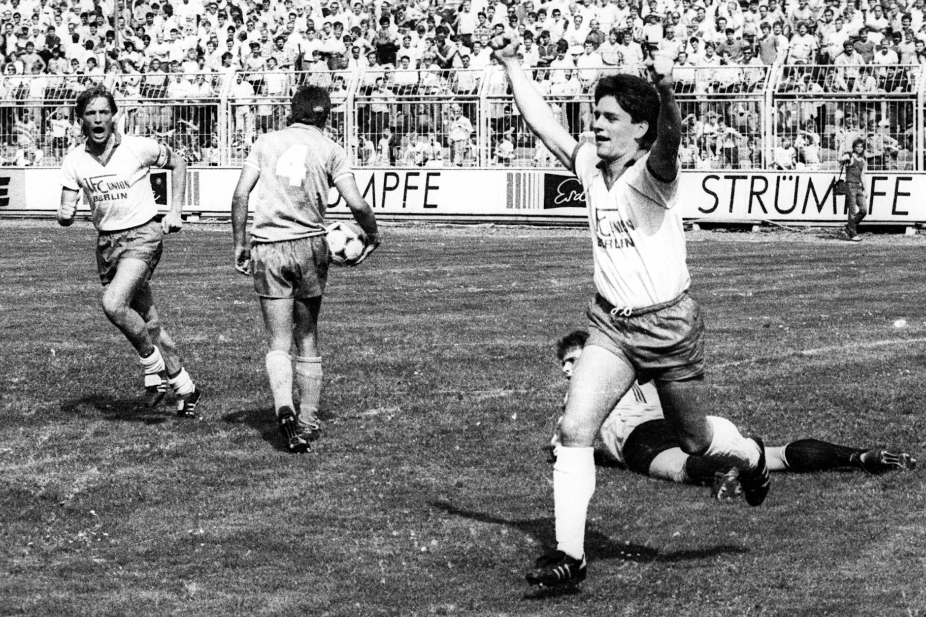 Michael Weinrich (r.) bejubelt das 2:2, Olaf „Leo“ Seier eilt zum Jubeln herbei beim Wunder von Karl-Marx-Stadt 1988.