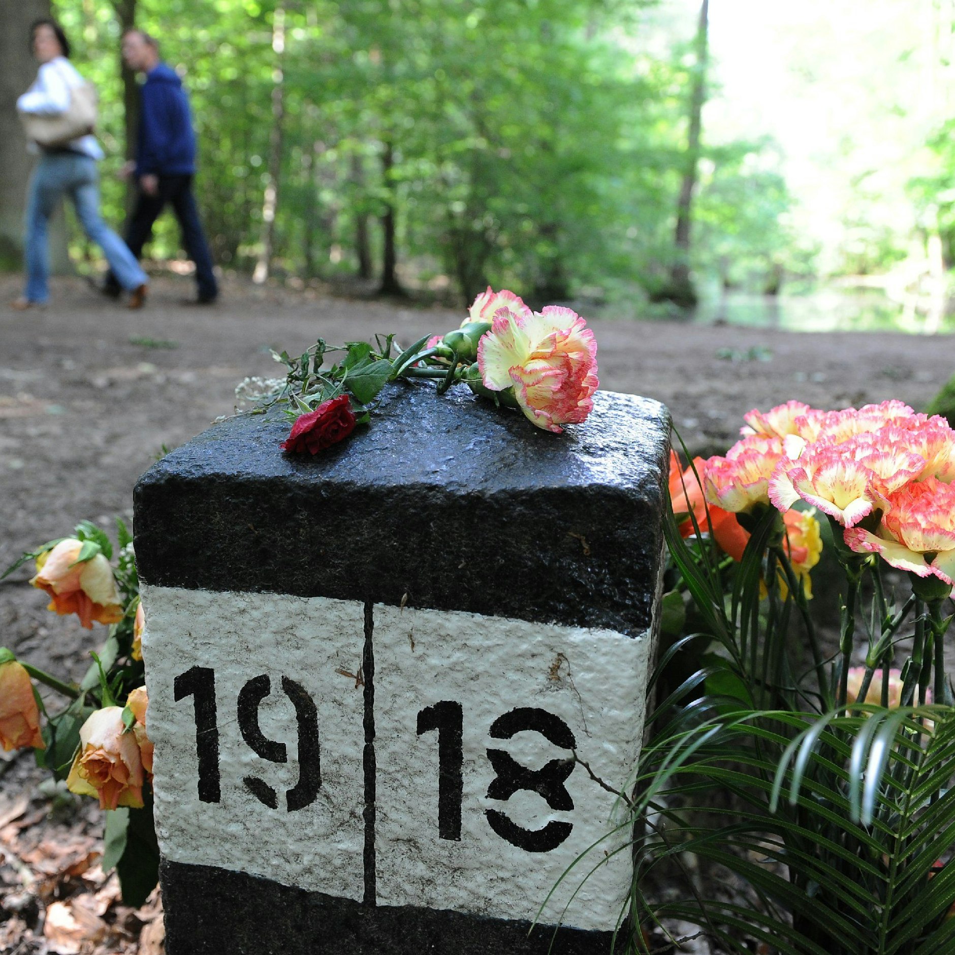 Rosen liegen kurz nach dem Mord an Kirsten Sahling am Tatort.