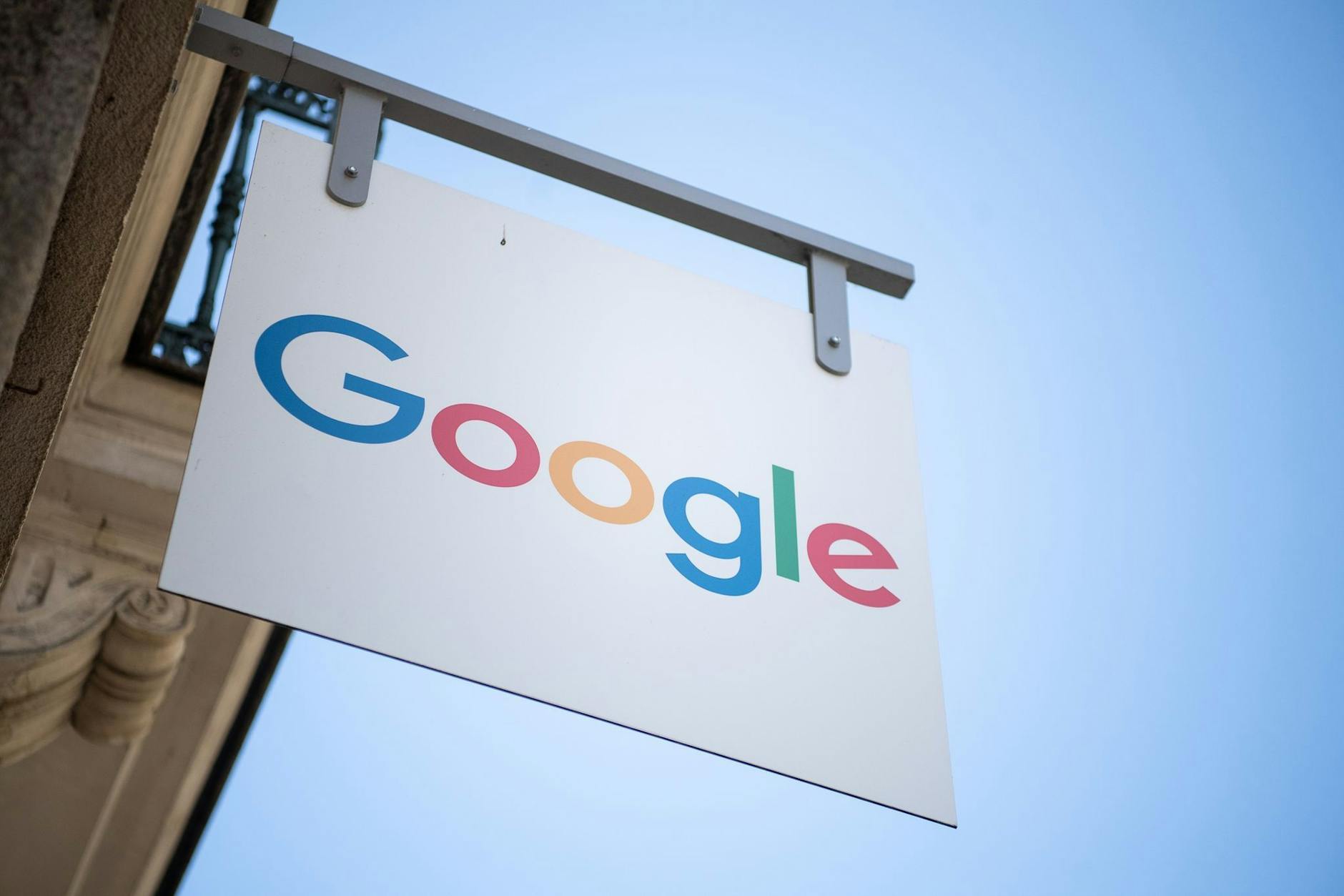 Ein Schild mit der Aufschrift „Google“ hängt vor einem Schulungsraum der Firma in der Bretagne.