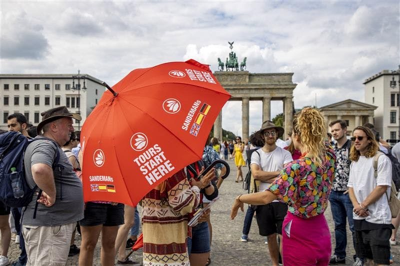 Bitte dem Roten Schirm nach! Touristen am Brandenburger Tor.