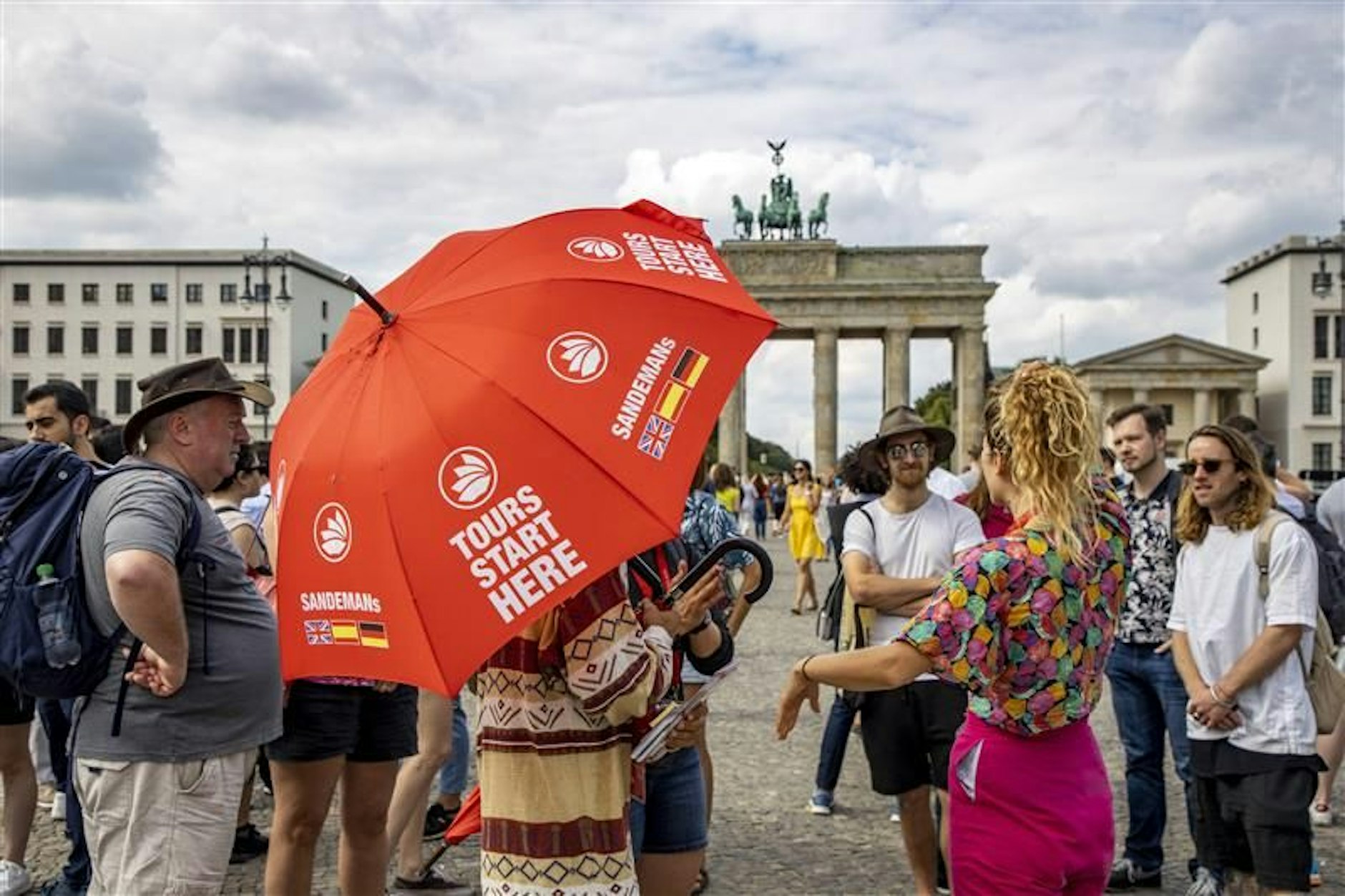 Bitte dem Roten Schirm nach! Touristen am Brandenburger Tor.