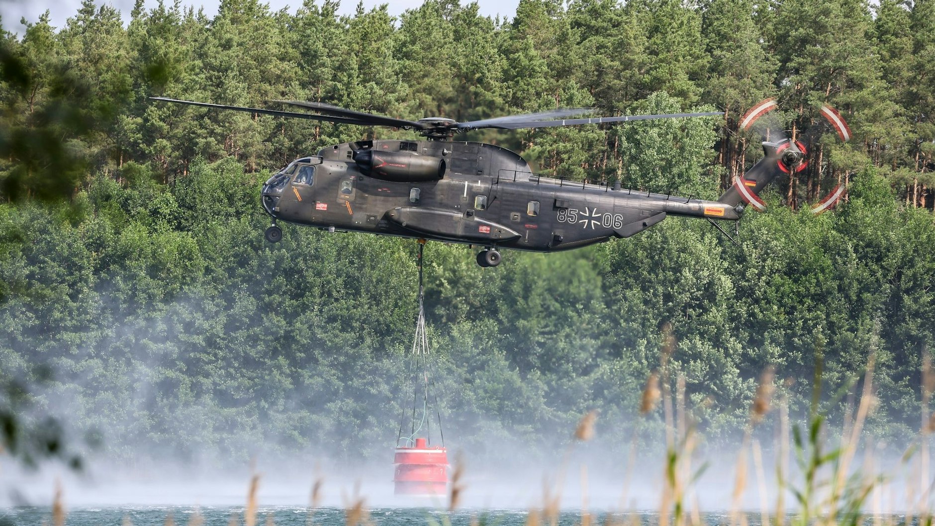 Löschhubschrauber der Bundeswehr helfen der Feuerwehr beim Löschen.