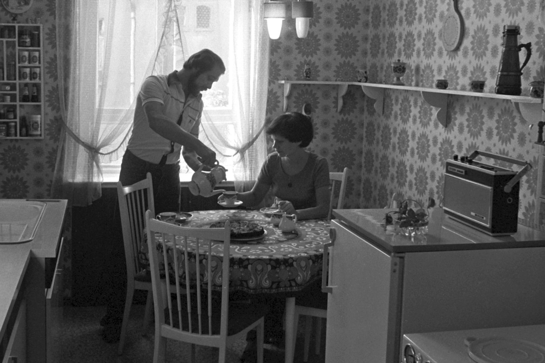 Die beiden trinken bestimmt richtigen Bohnenkaffee in ihrer Küche in Prenzlauer Berg im Jahr 1977.