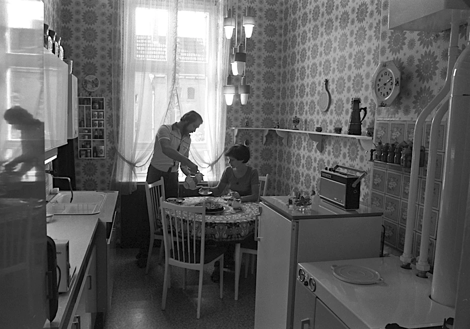 Die beiden trinken bestimmt richtigen Bohnenkaffee in ihrer Küche in Prenzlauer Berg im Jahr 1977.