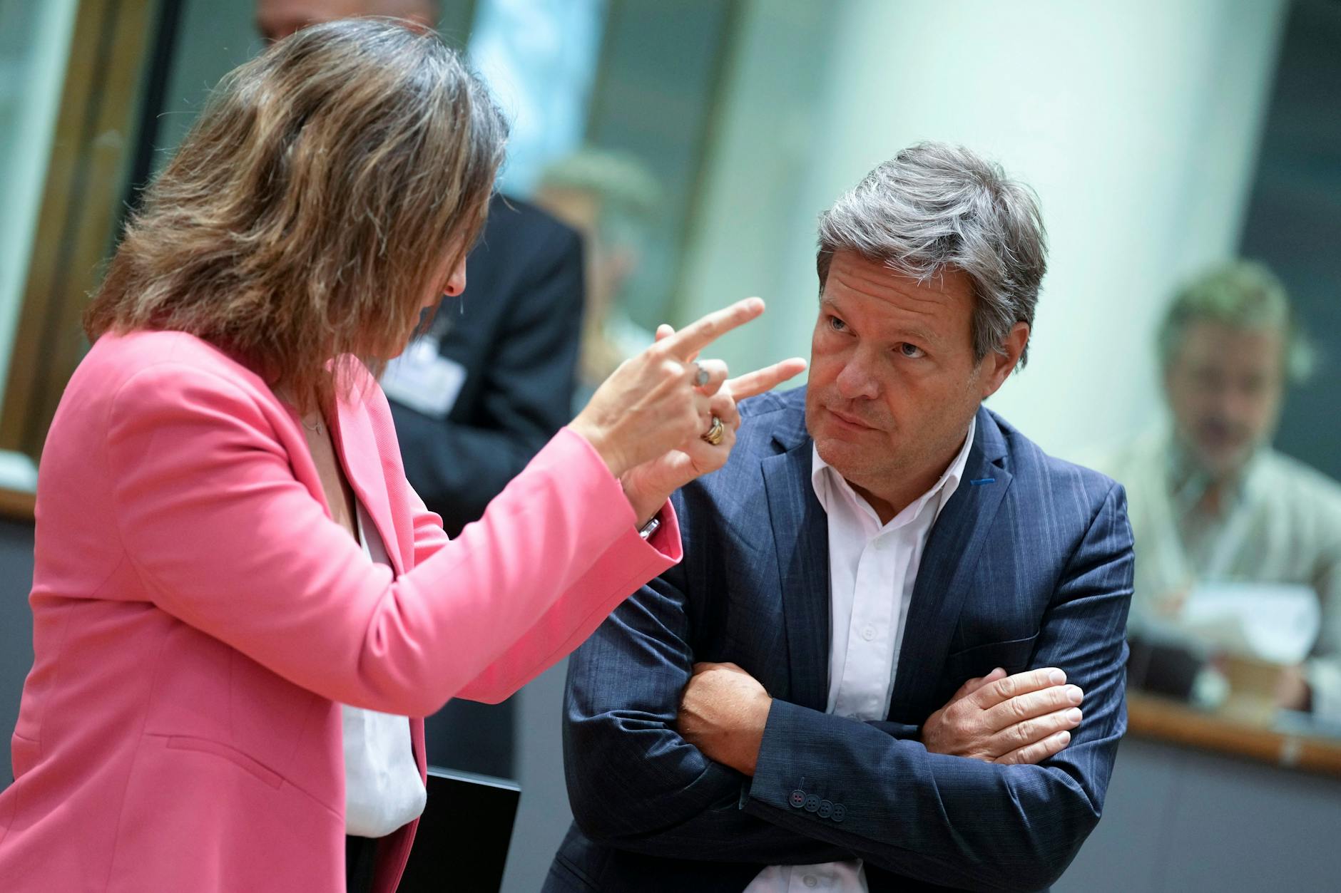 Die spanische Transformationsministerin Teresa Ribera Rodriguez mit Robert Habeck beim Energie-Ministertreffen am 26. Juli in Brüssel.