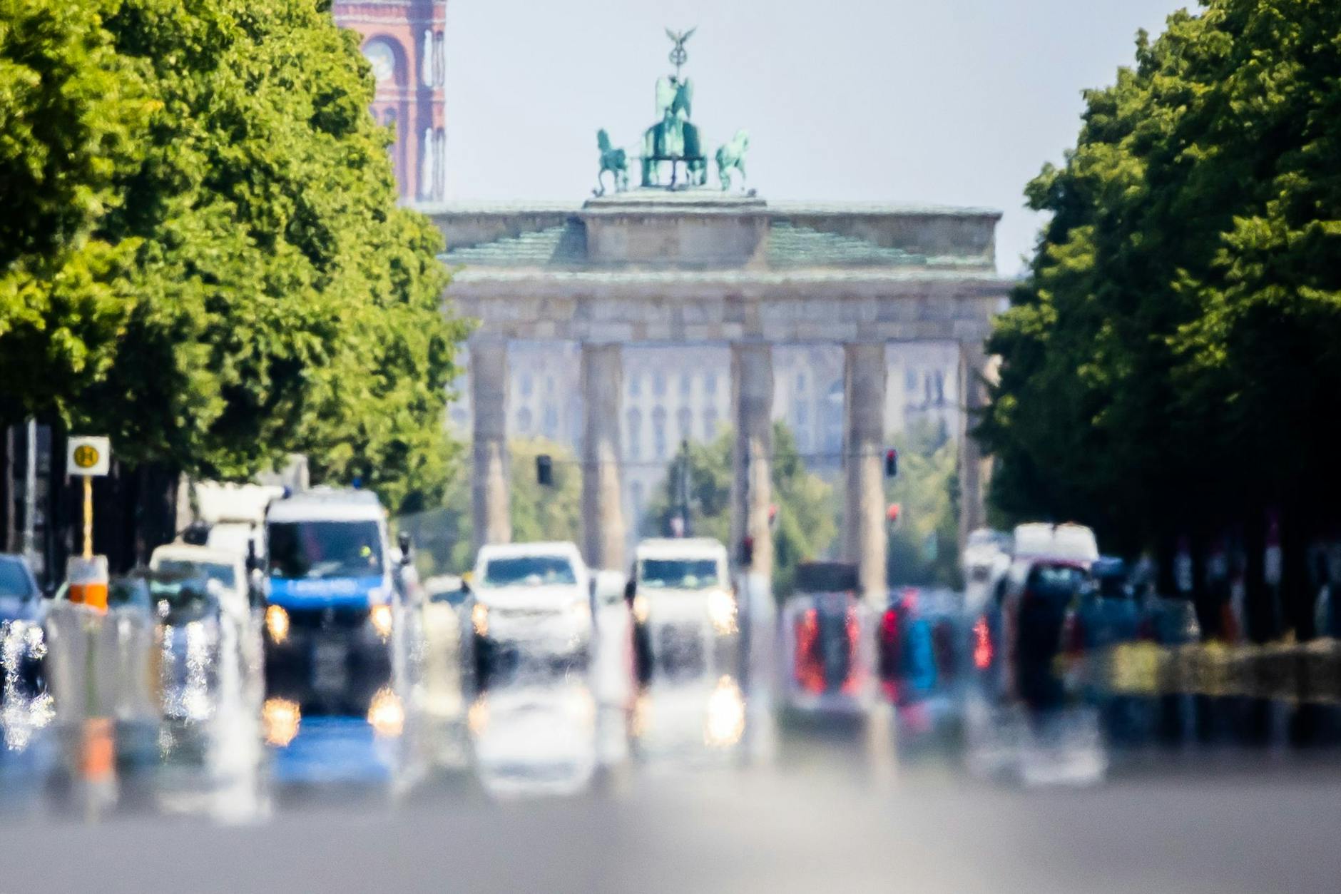 Auf der Straße des 17. Juni vor dem Brandenburger Tor flimmert in der Mittagshitze.