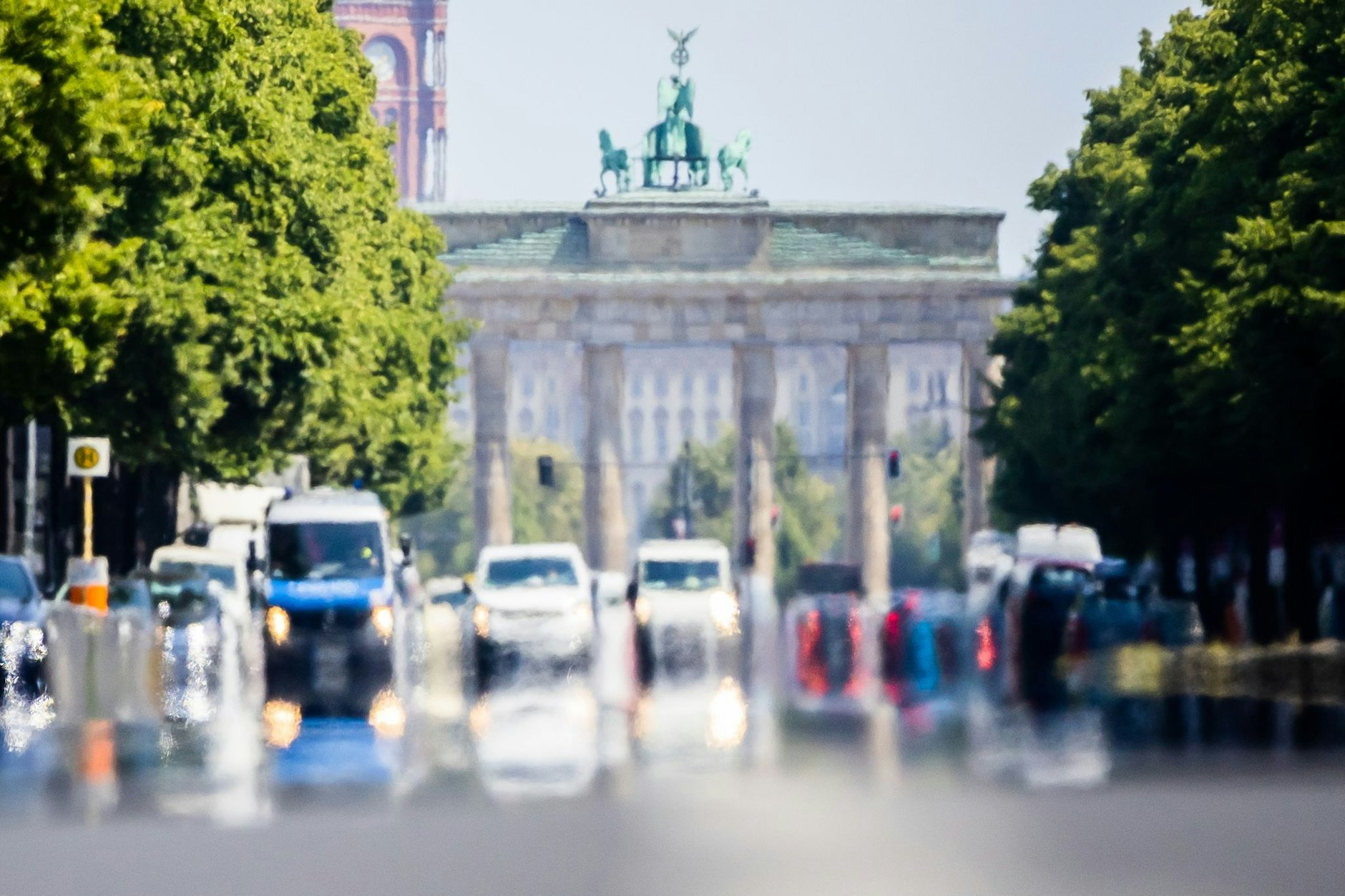 Auf der Straße des 17. Juni vor dem Brandenburger Tor flimmert in der Mittagshitze.