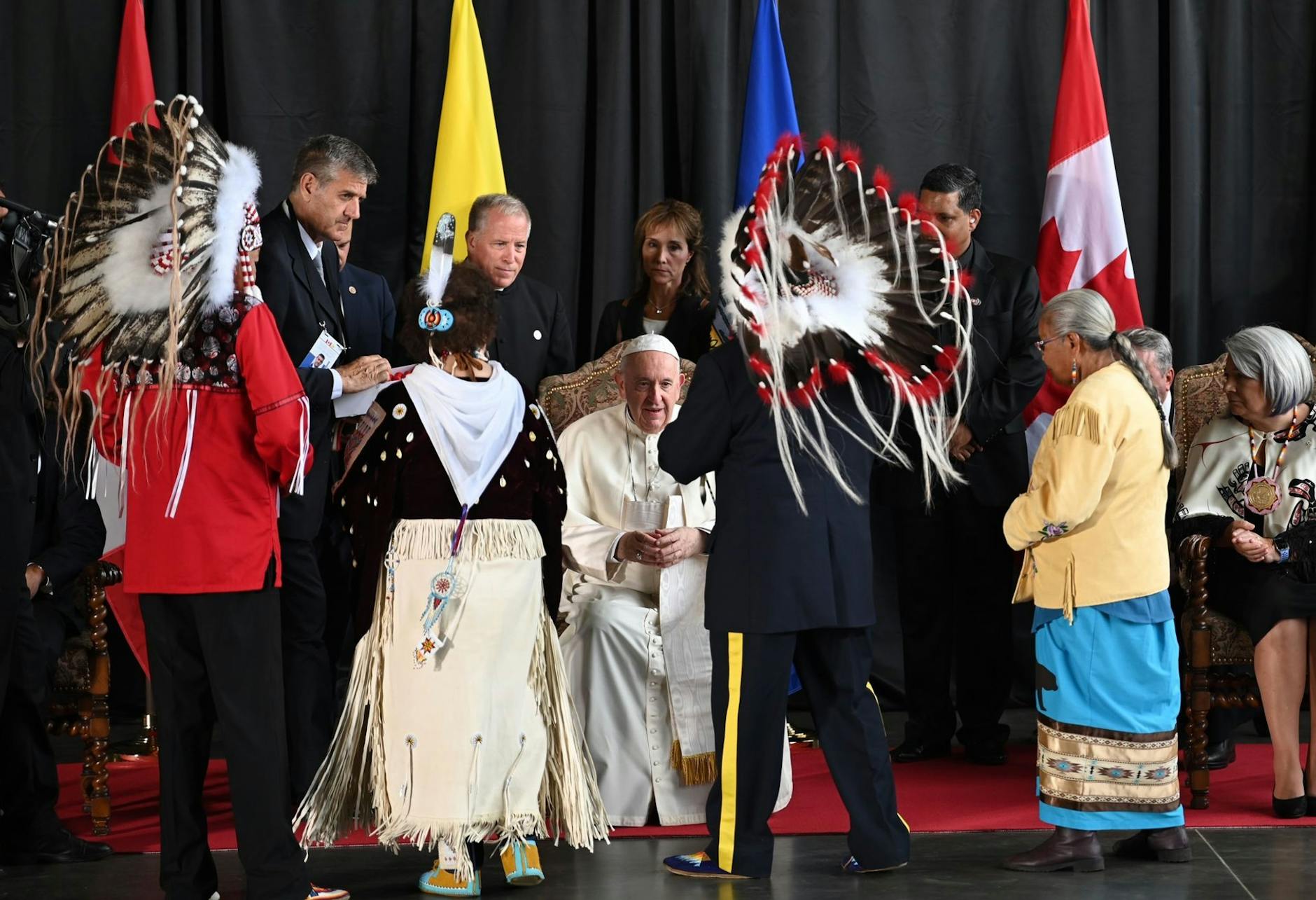 dpatopbilder - Papst Franziskus wird von Vertretern der Kanadischen Ureinwohner in Edmonton begrüßt.