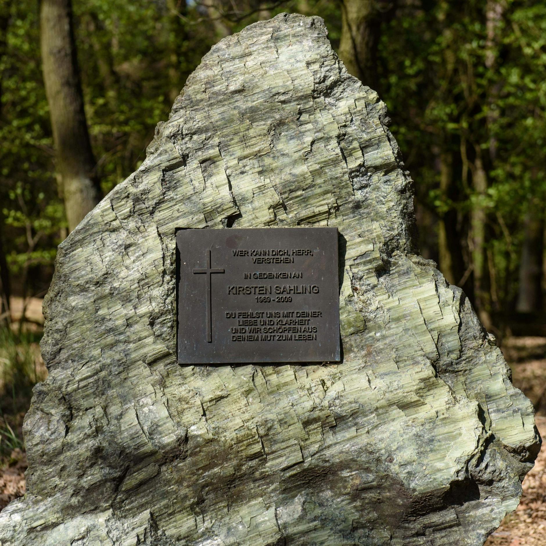 Gedenkstein für Kirsten Sahling am Tatort im Spandauer Forst.